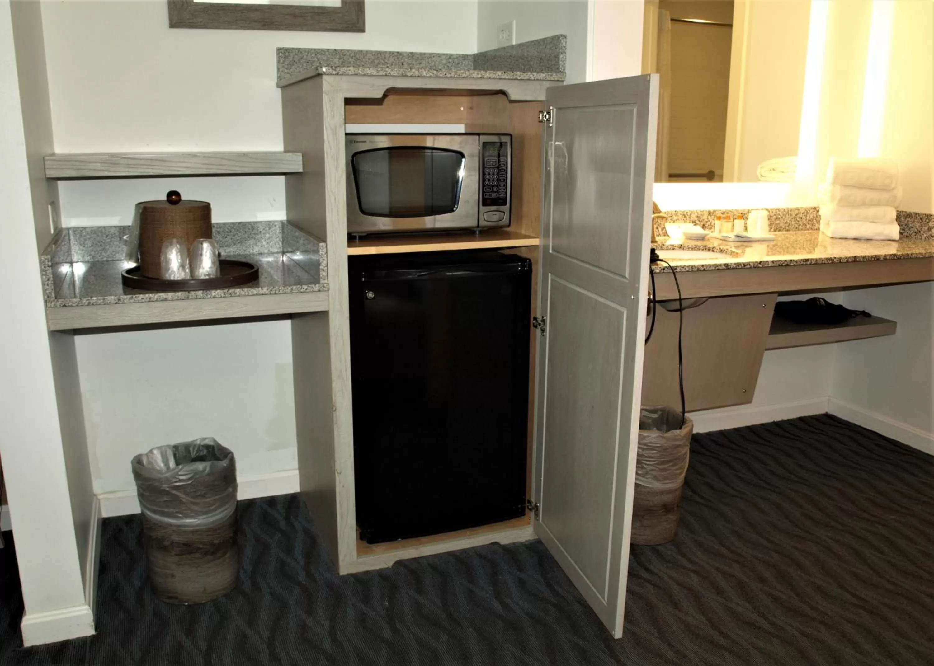 minibar in Avenue Inn & Spa