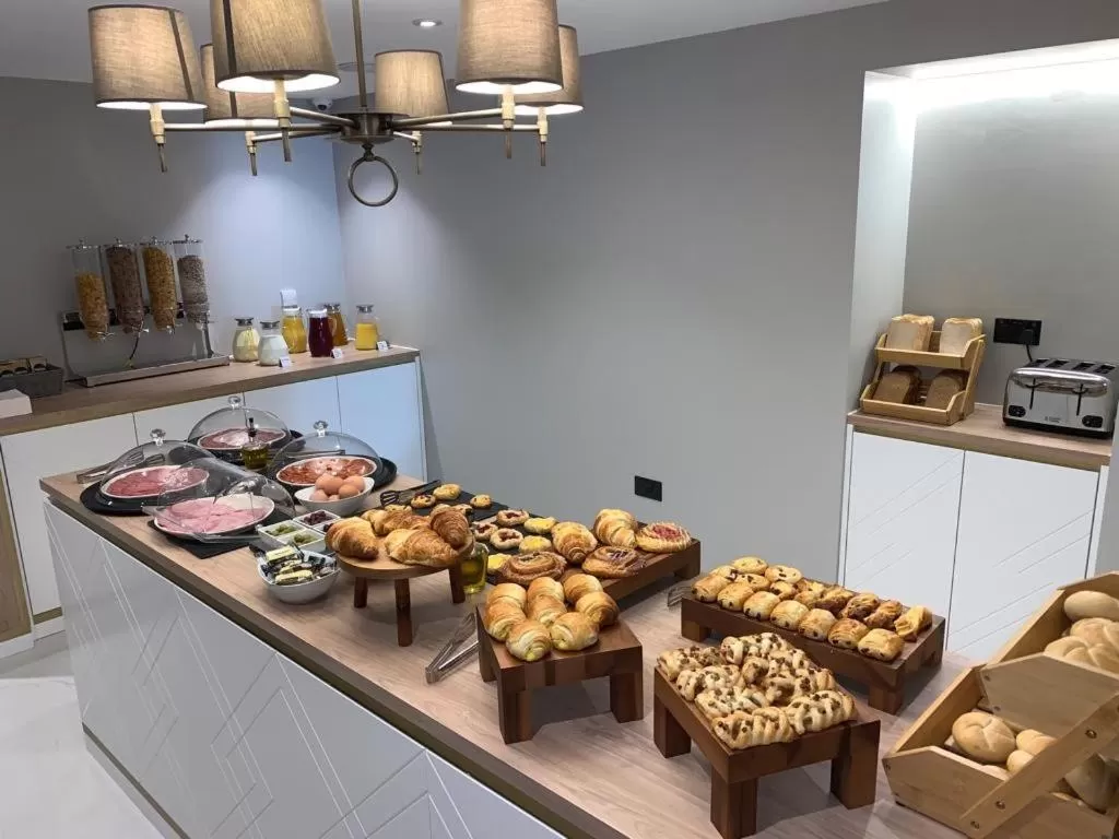 Food and drinks in Merit Kensington Hotel