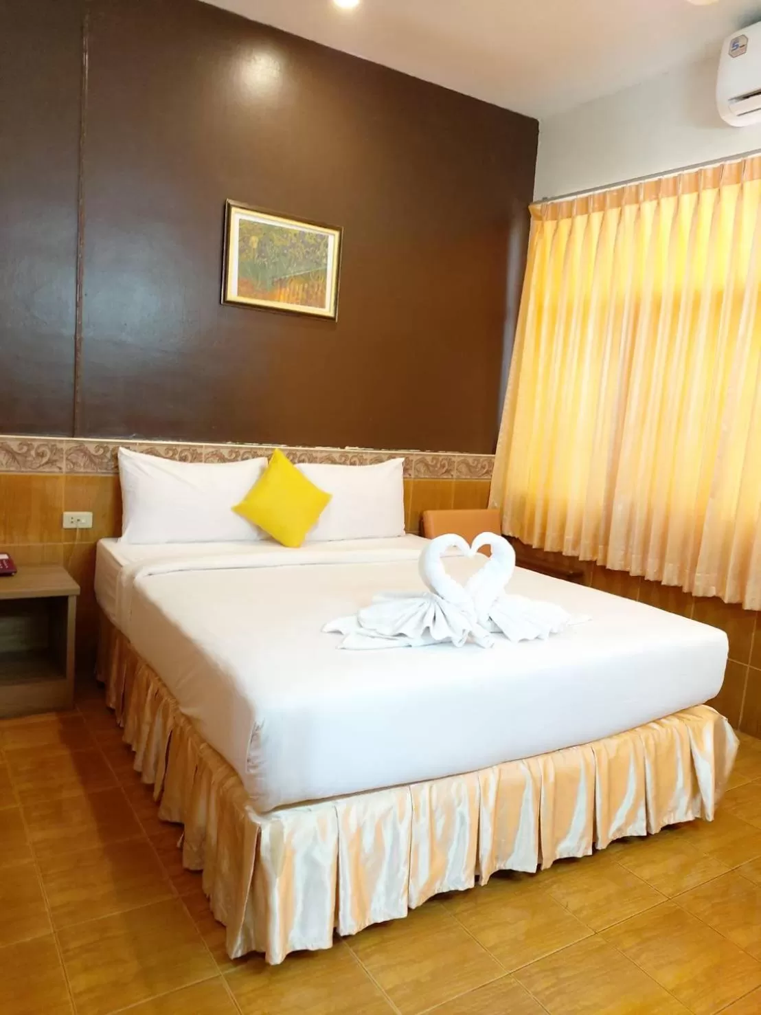 Restaurant/places to eat, Bed in Suriwong Chumphon Hotel