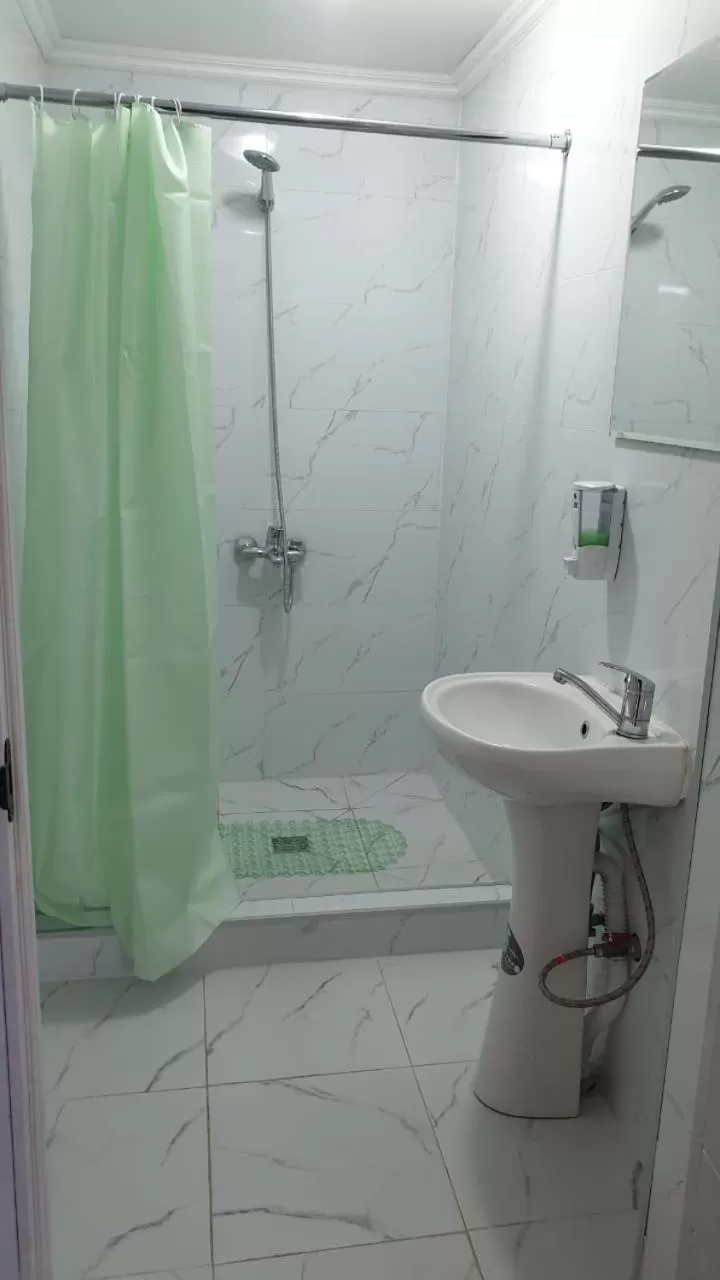 Shower in Railway Hotel