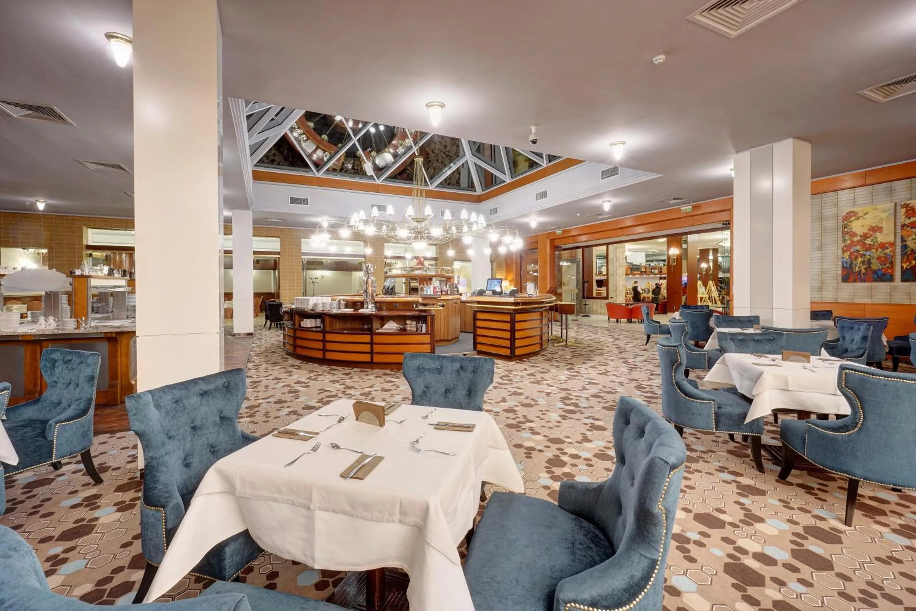 Restaurant/places to eat in Hotel Aro Palace