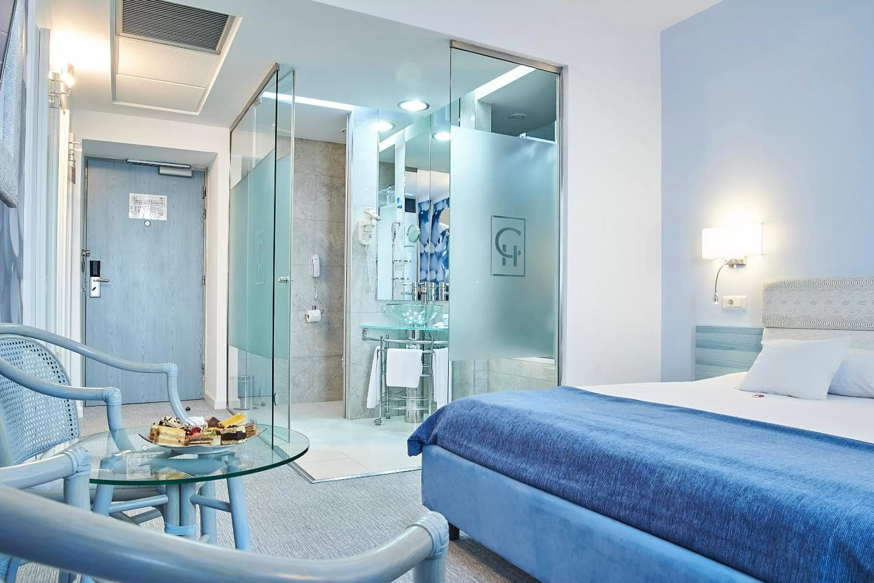 Photo of the whole room, Bed in Continental Forum Sibiu