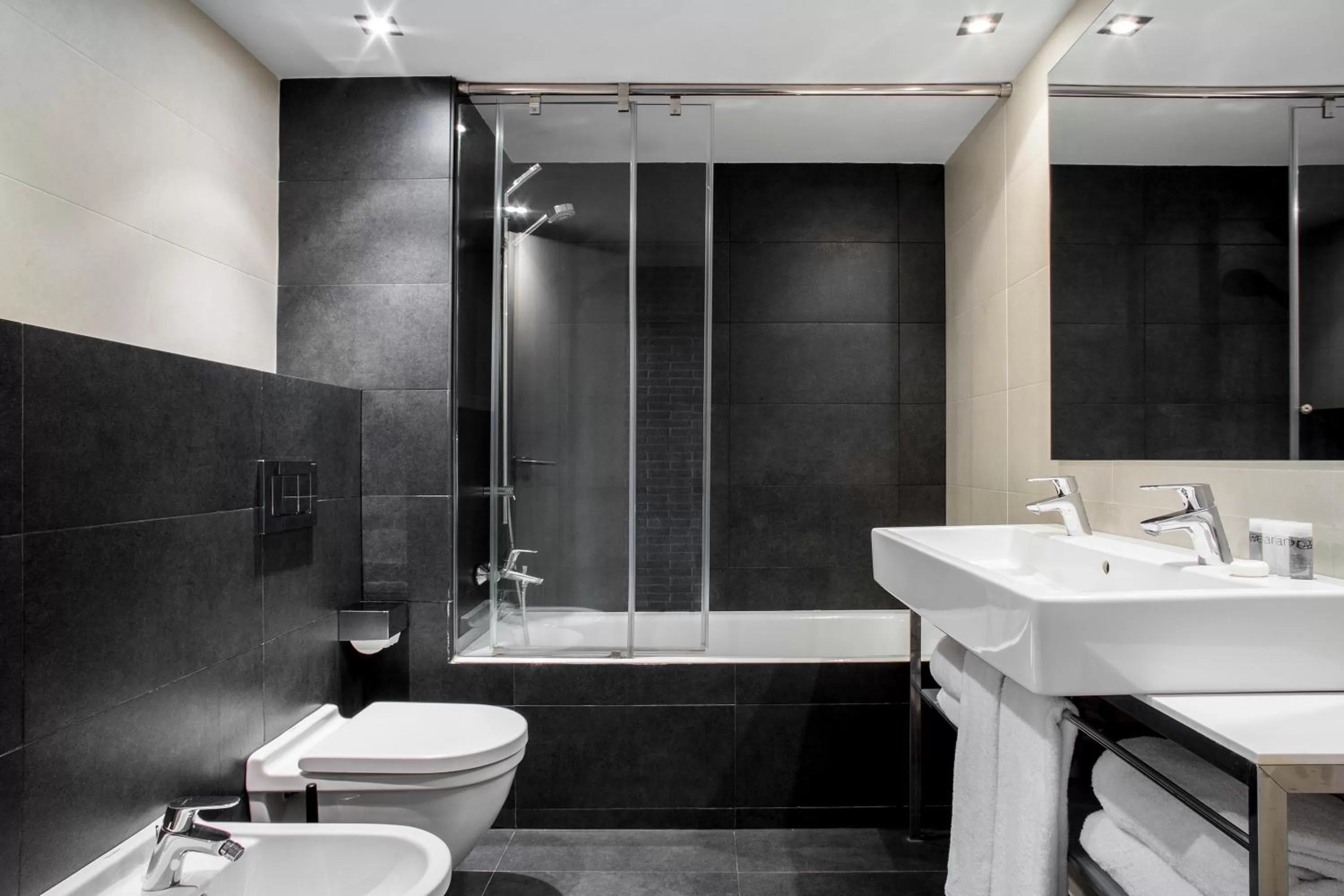 Bathroom in Barcelona Apartment Republica