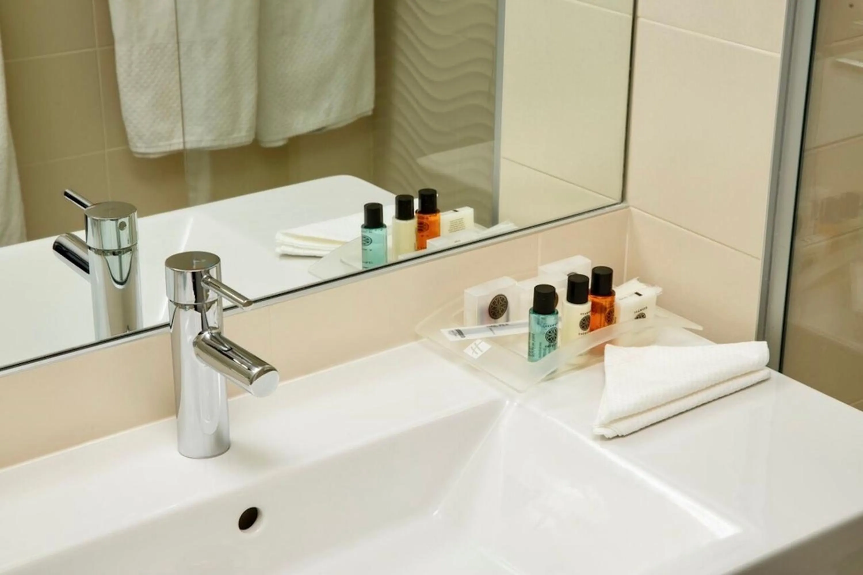 Bathroom in Holiday Inn Lyon Vaise by IHG