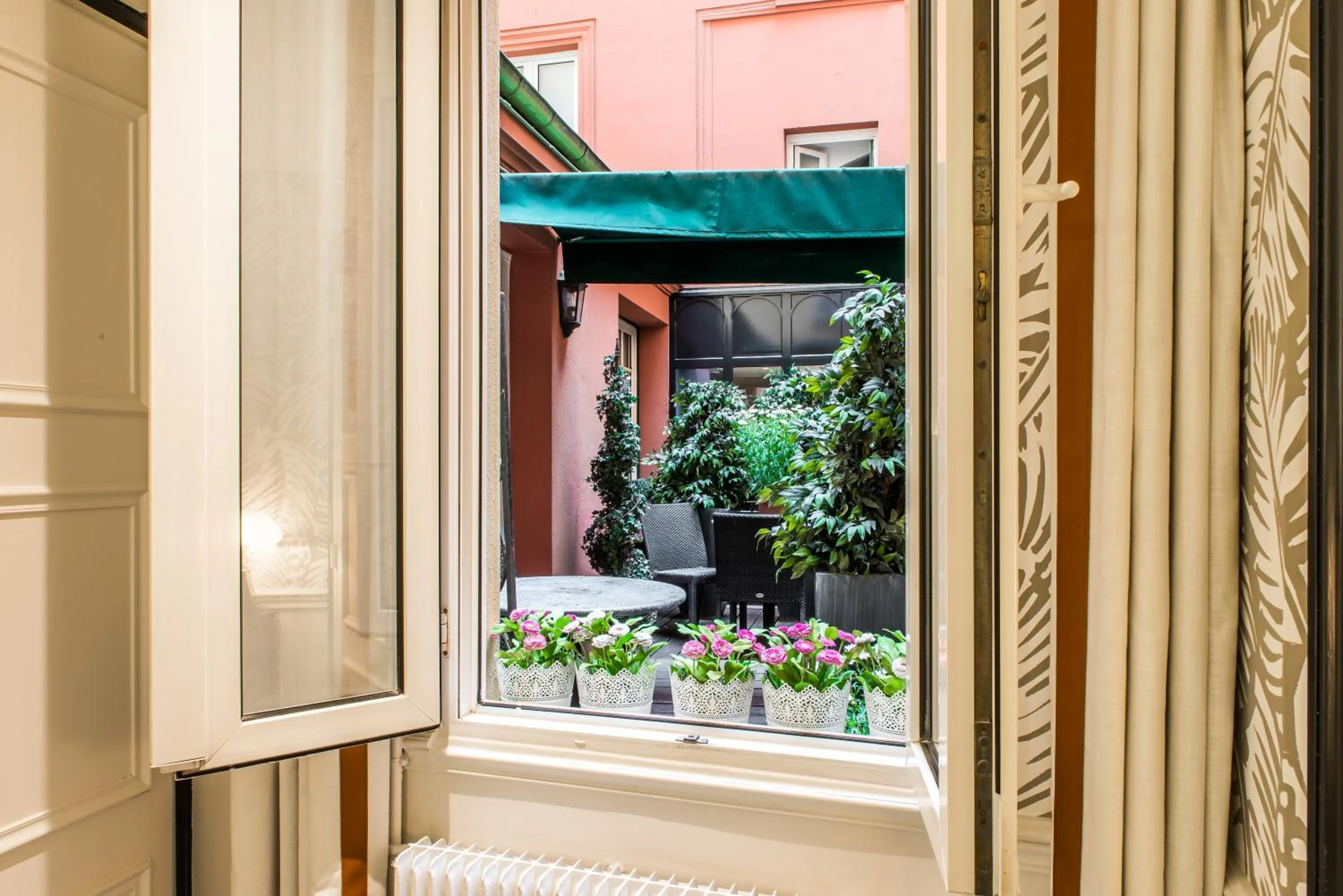 Balcony/Terrace in Hôtel Jardin Le Bréa