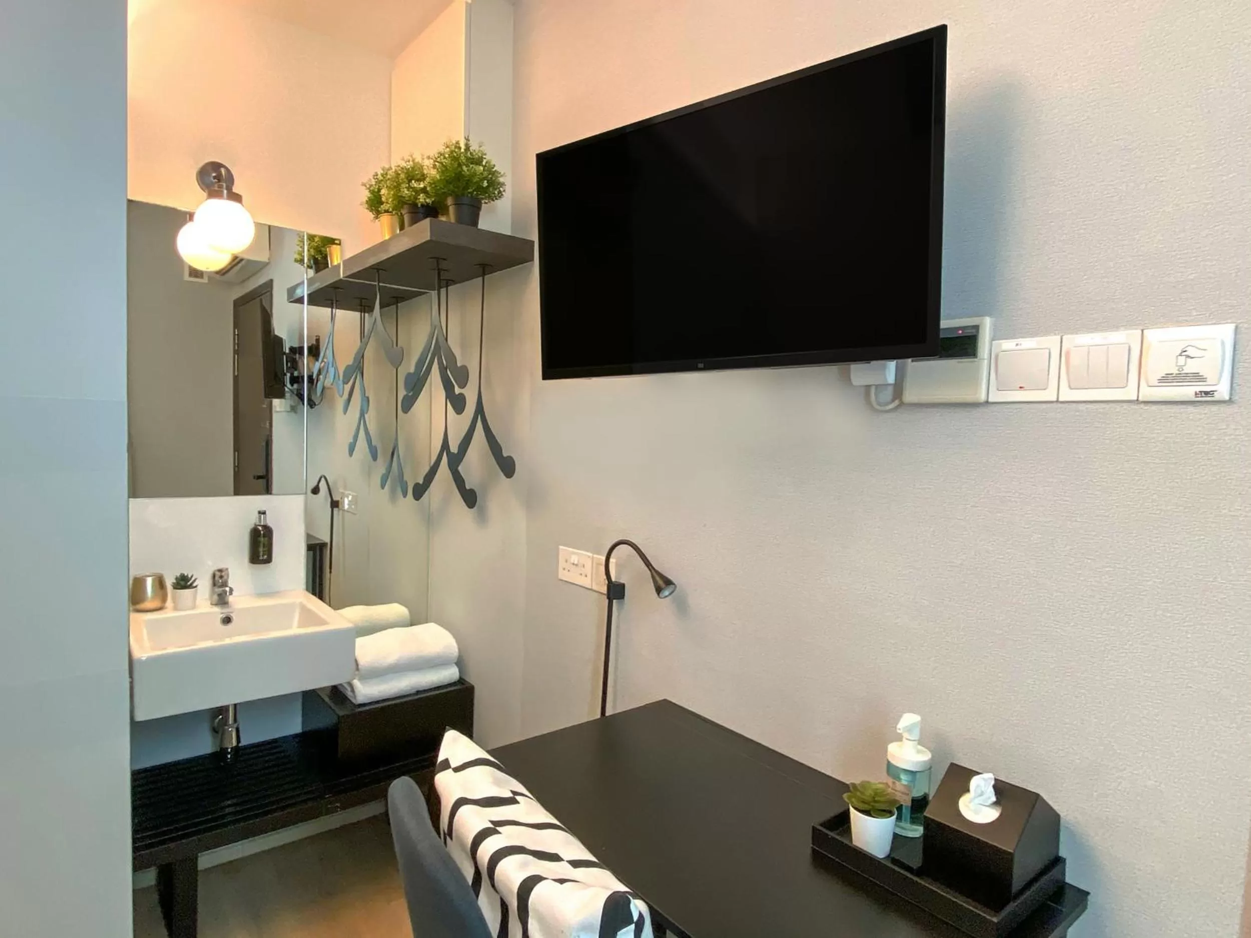 TV and multimedia in ST Signature Bugis Beach, DAYUSE, 8-9 Hours, check in 8AM or 11AM