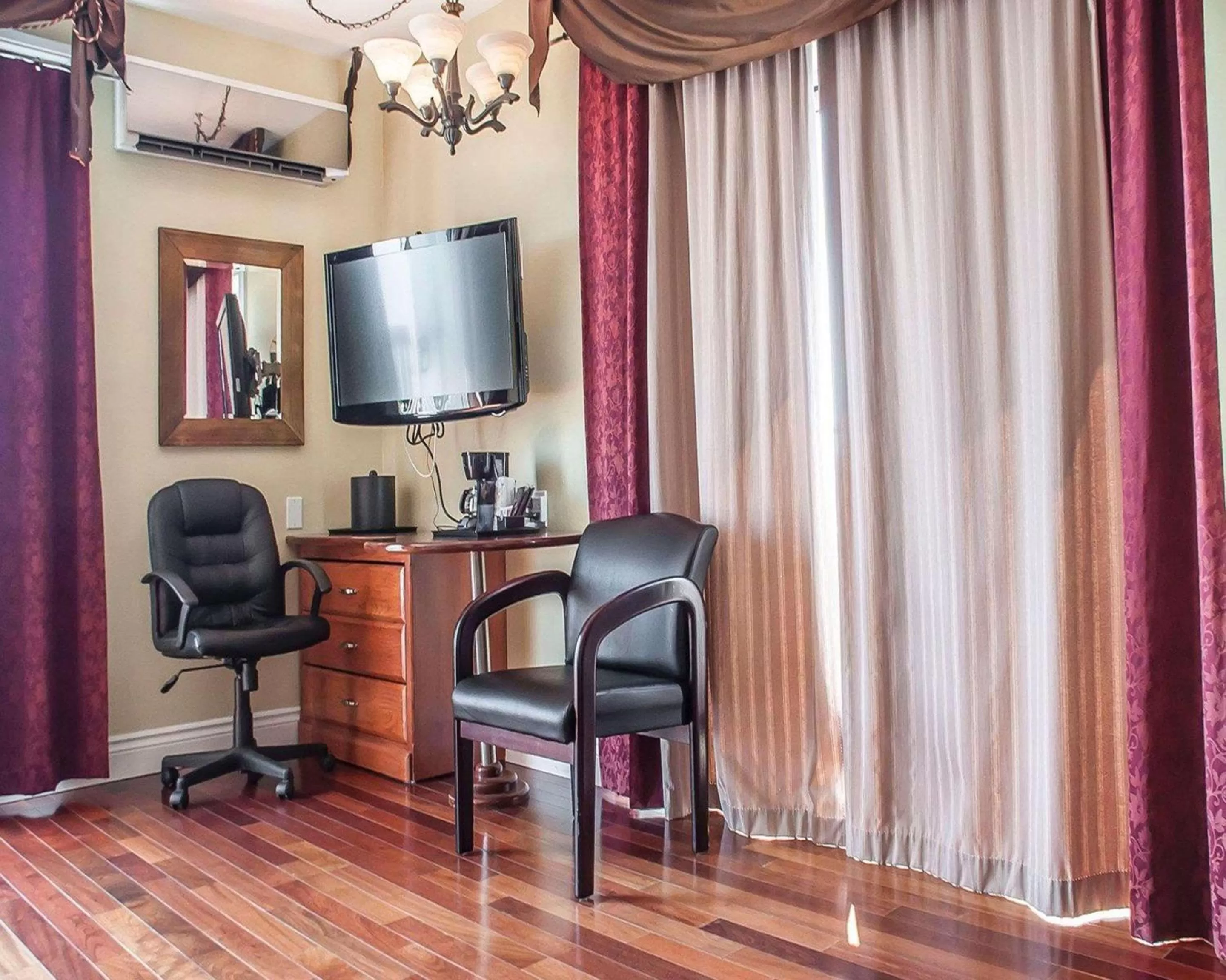 Photo of the whole room in Quality Hotel Fallsview Cascade