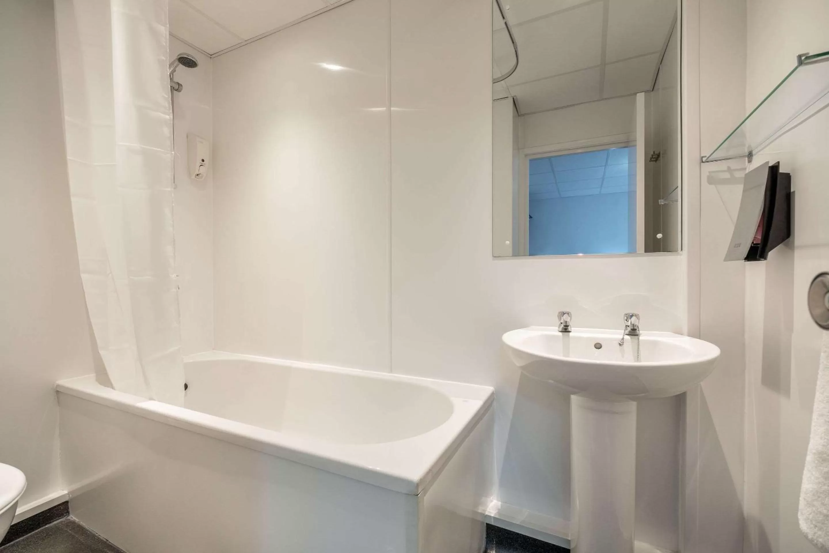 Bathroom in Comfort Inn Birmingham
