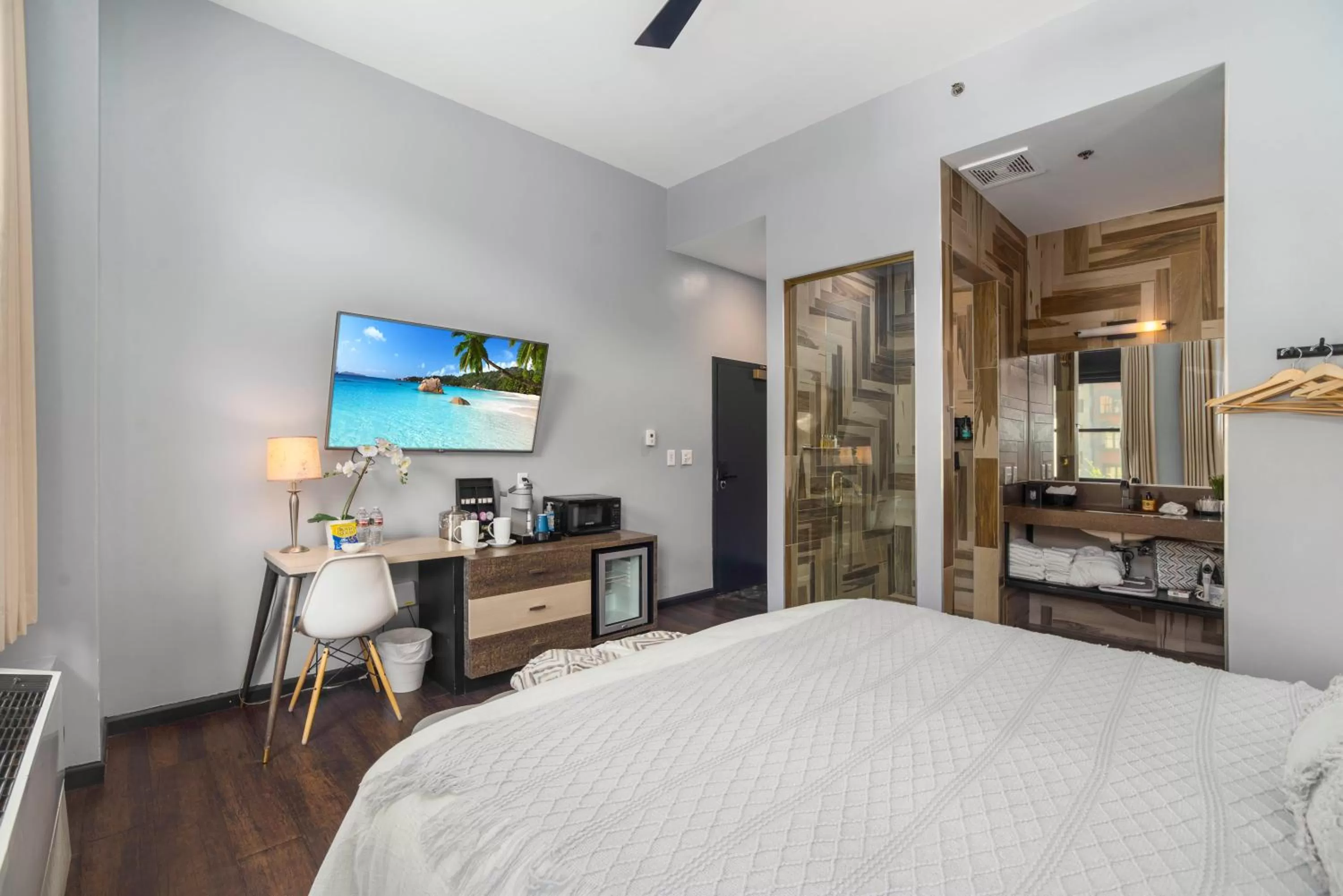 Photo of the whole room, Bed in Good Hotels Downtown Denver