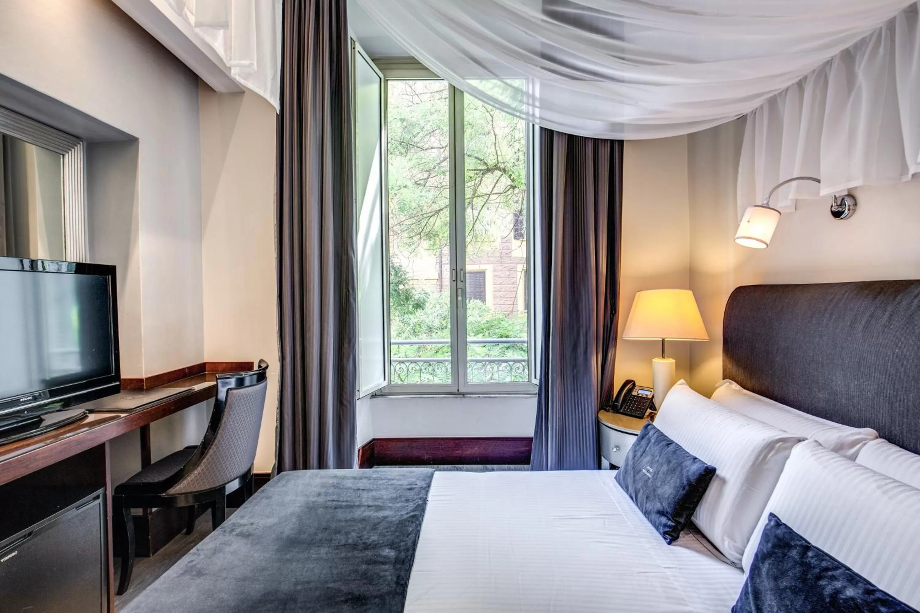 Photo of the whole room, Bed in Hotel Giuggioli