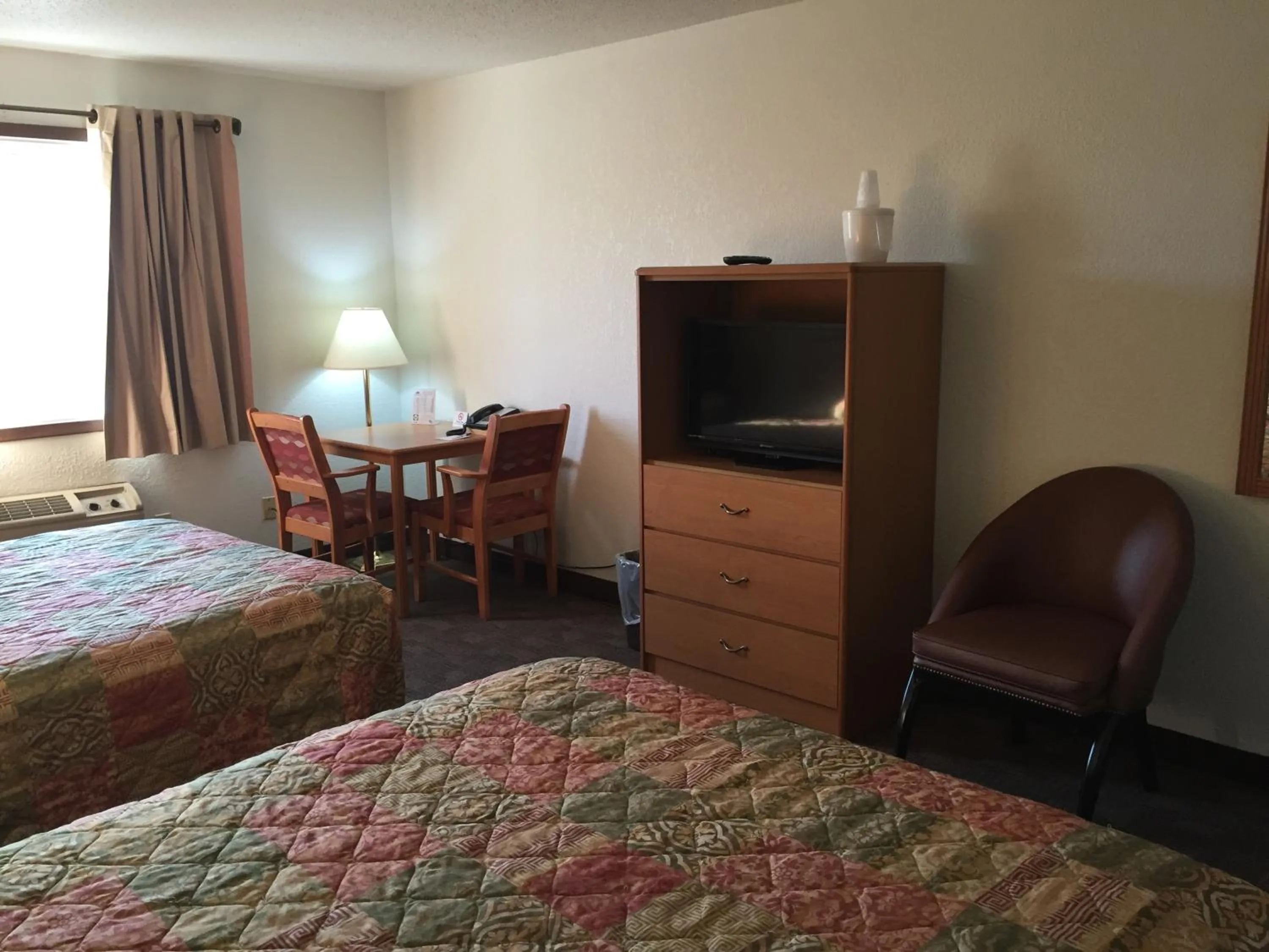Bed, TV/Entertainment Center in Americas Best Value Inn Grand Forks