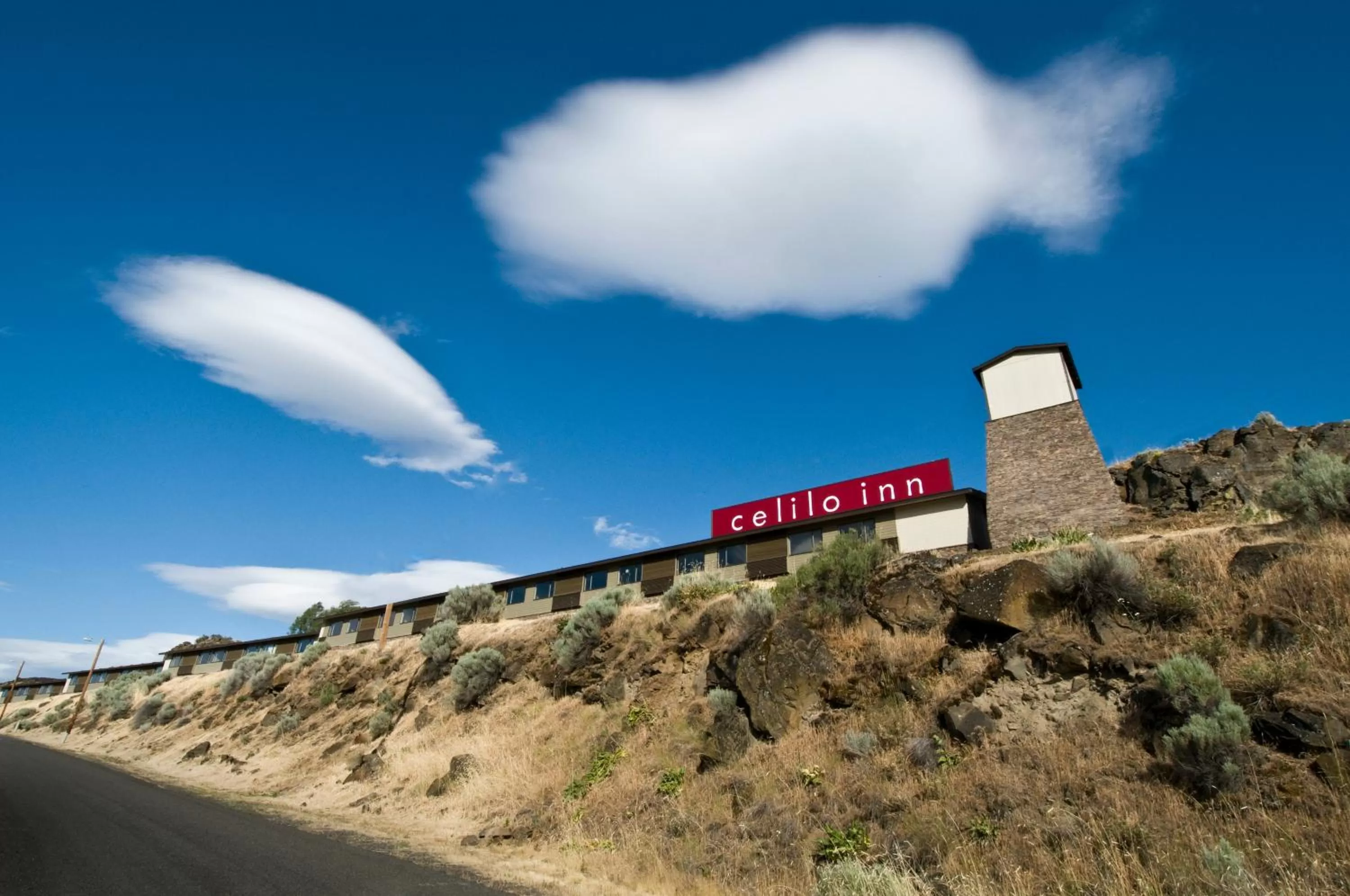 Facade/entrance in Celilo Inn