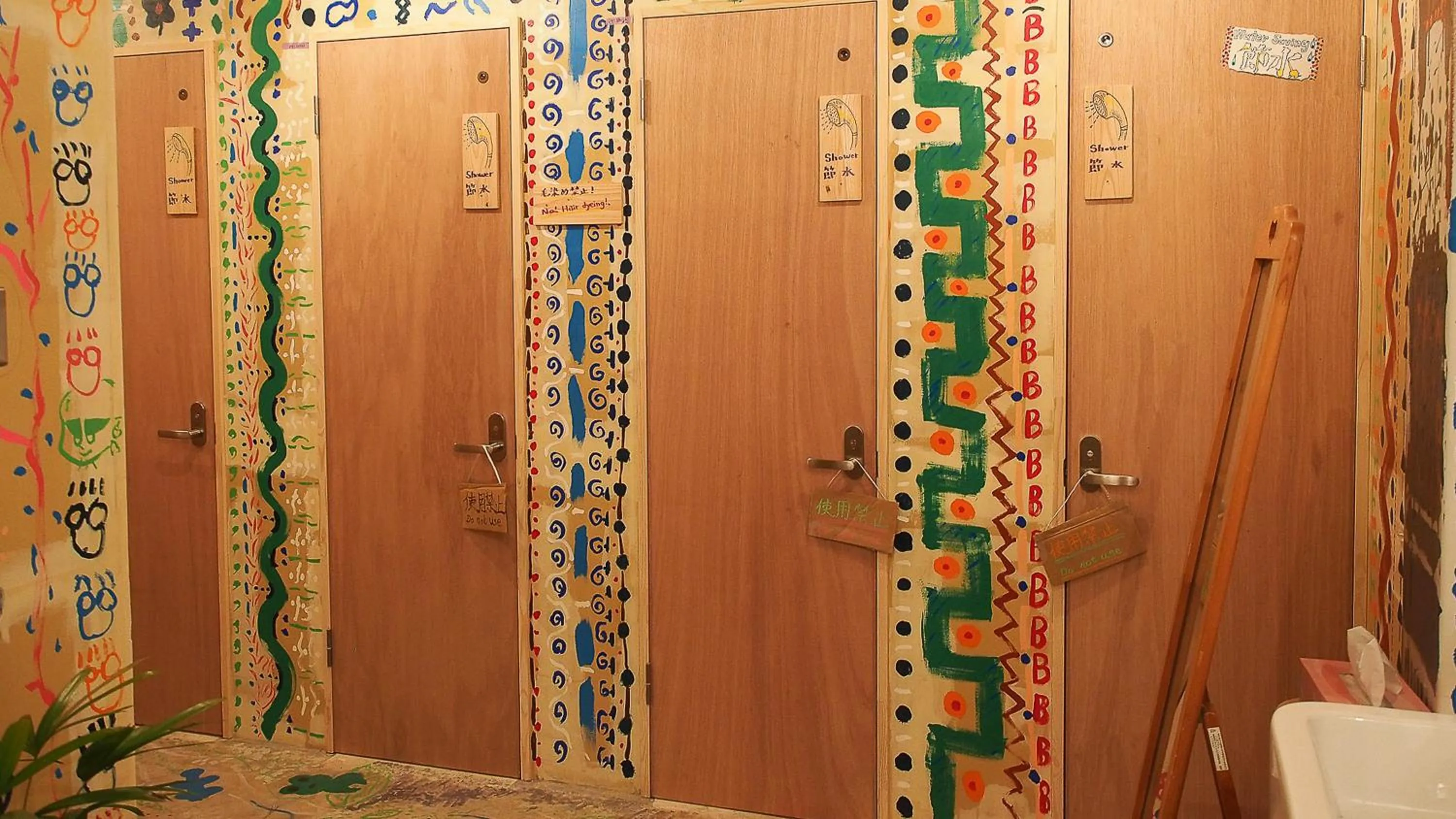 Shower in Kamagasaki University of the Arts Cafe Garden Guest House aka Cocoroom