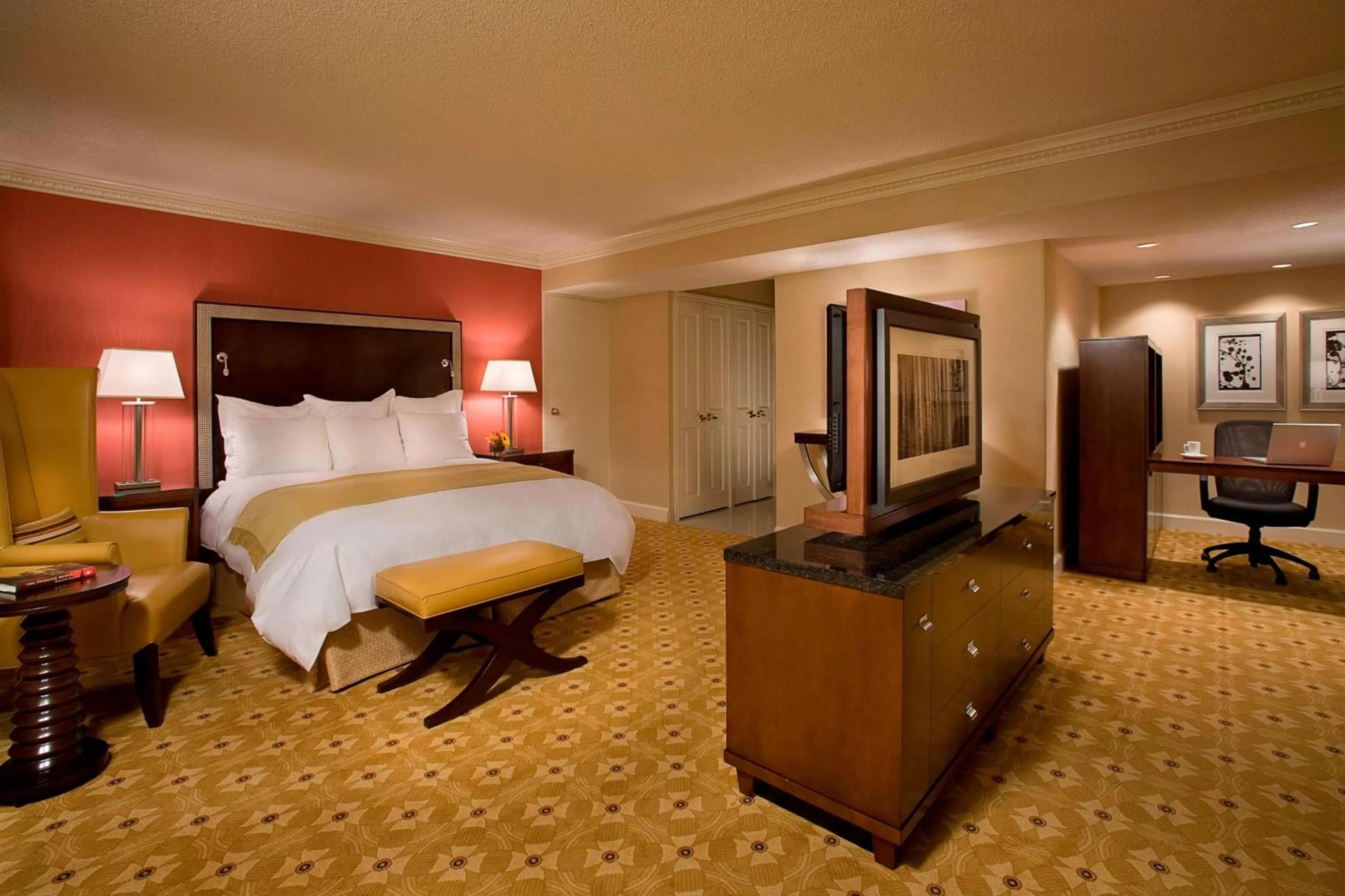 Photo of the whole room, Bed in Toronto Airport Marriott Hotel