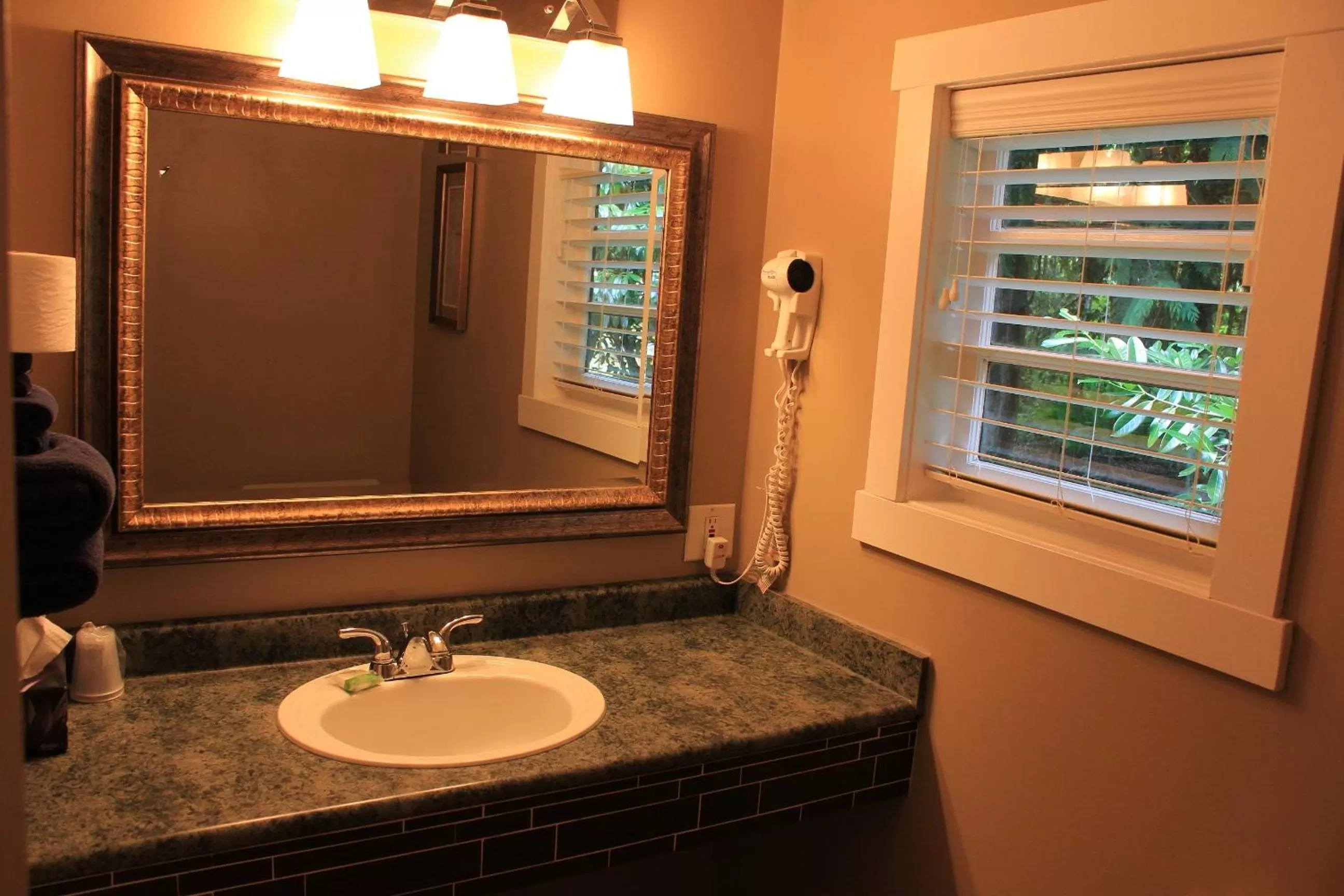 Bathroom in Malahat Bungalows Motel