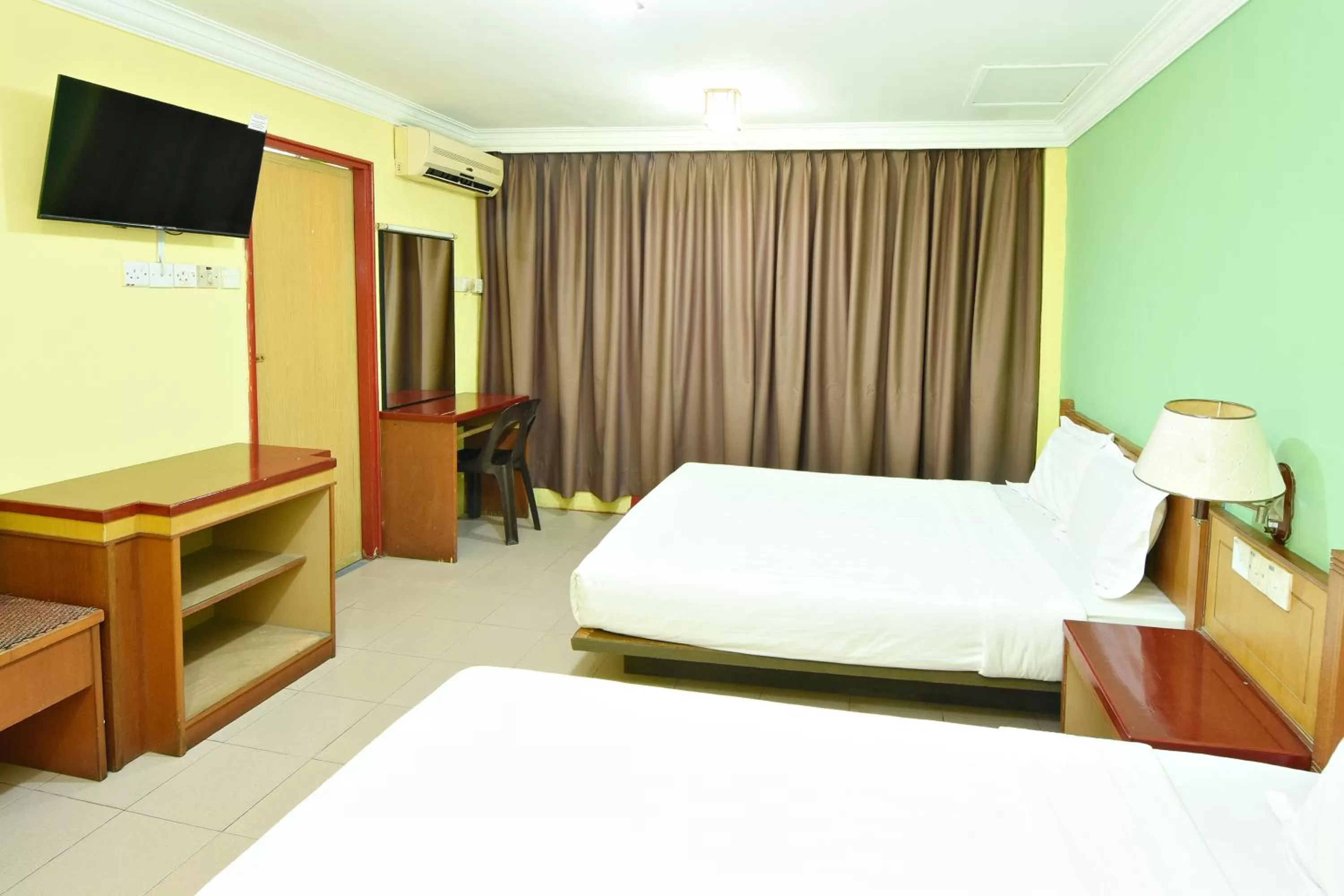 Bedroom, Bed in Mandarin Inn by Glex