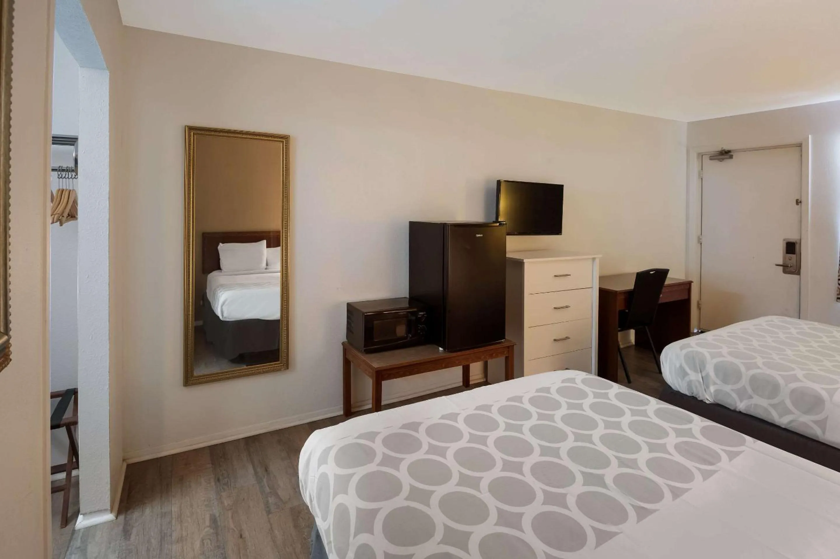 Bedroom, Bed in Rodeway Inn Brazil