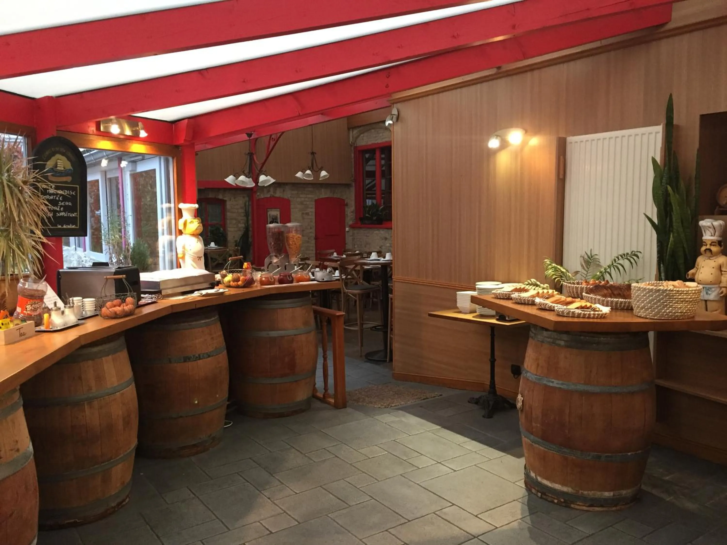 Buffet breakfast in Hôtel - Restaurant Au Tonnelier