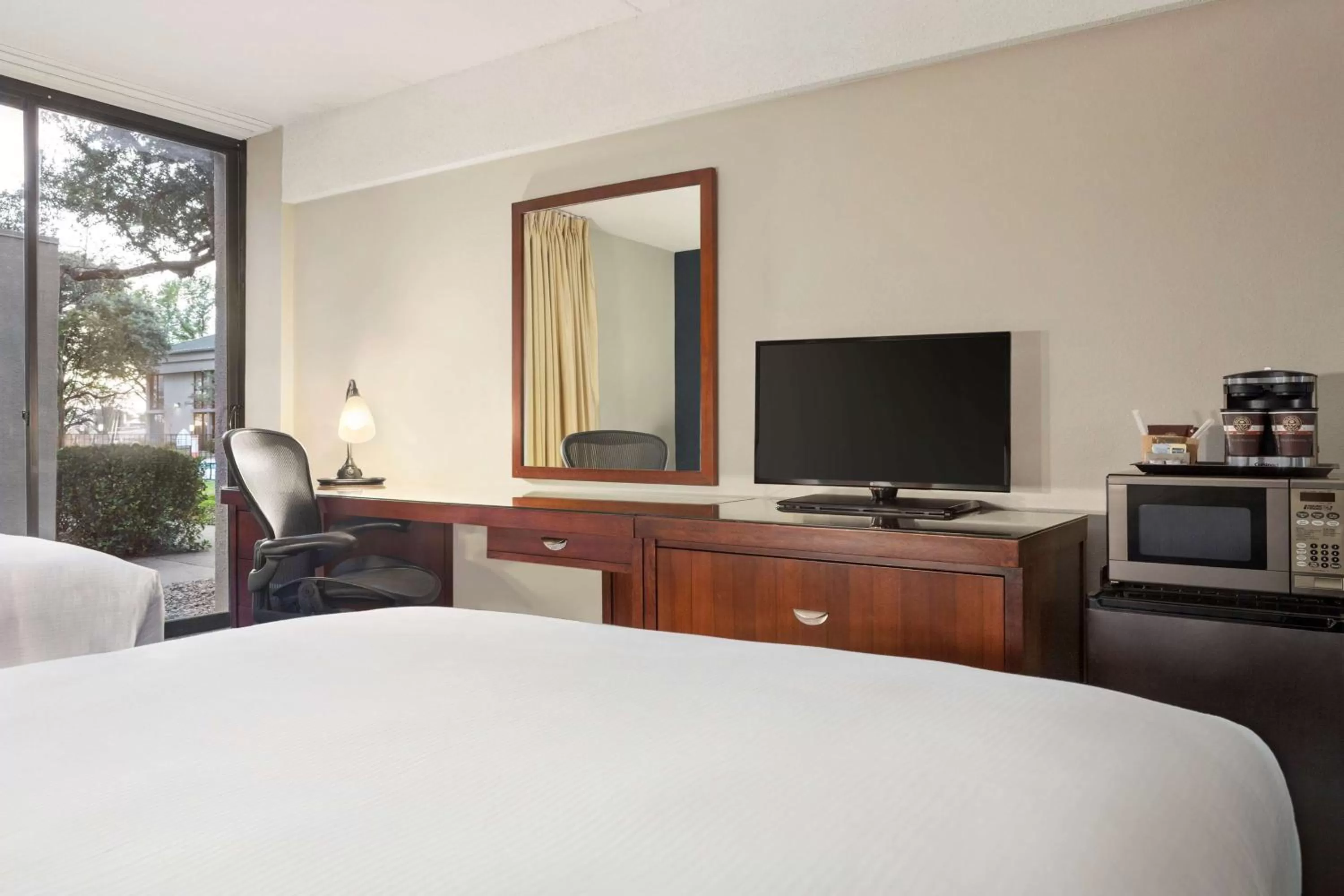 Bed in DoubleTree by Hilton DFW Airport North