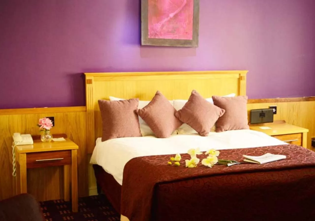 Bedroom, Bed in Bush Hotel