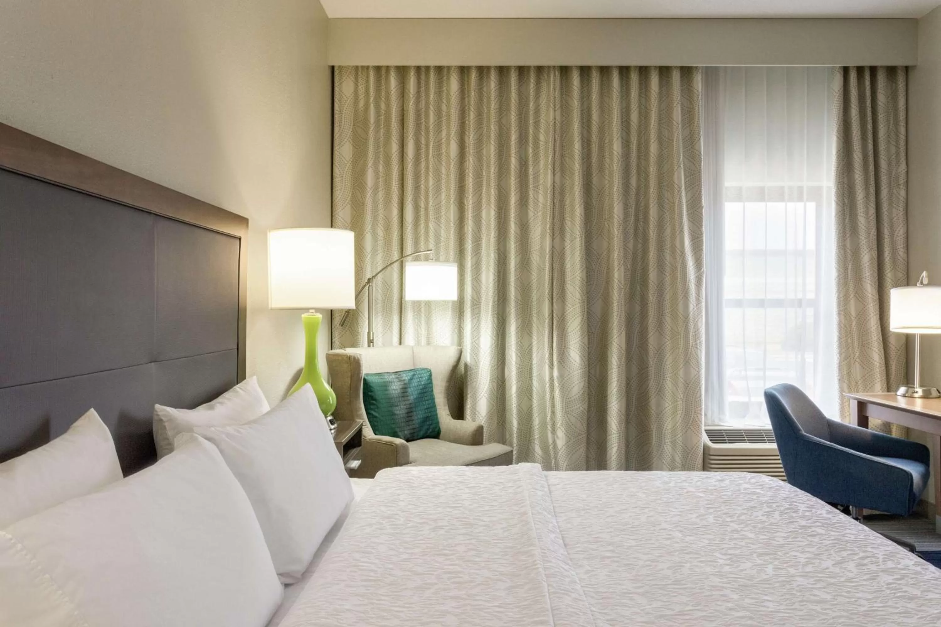 Bed in Hampton Inn Birmingham-Trussville