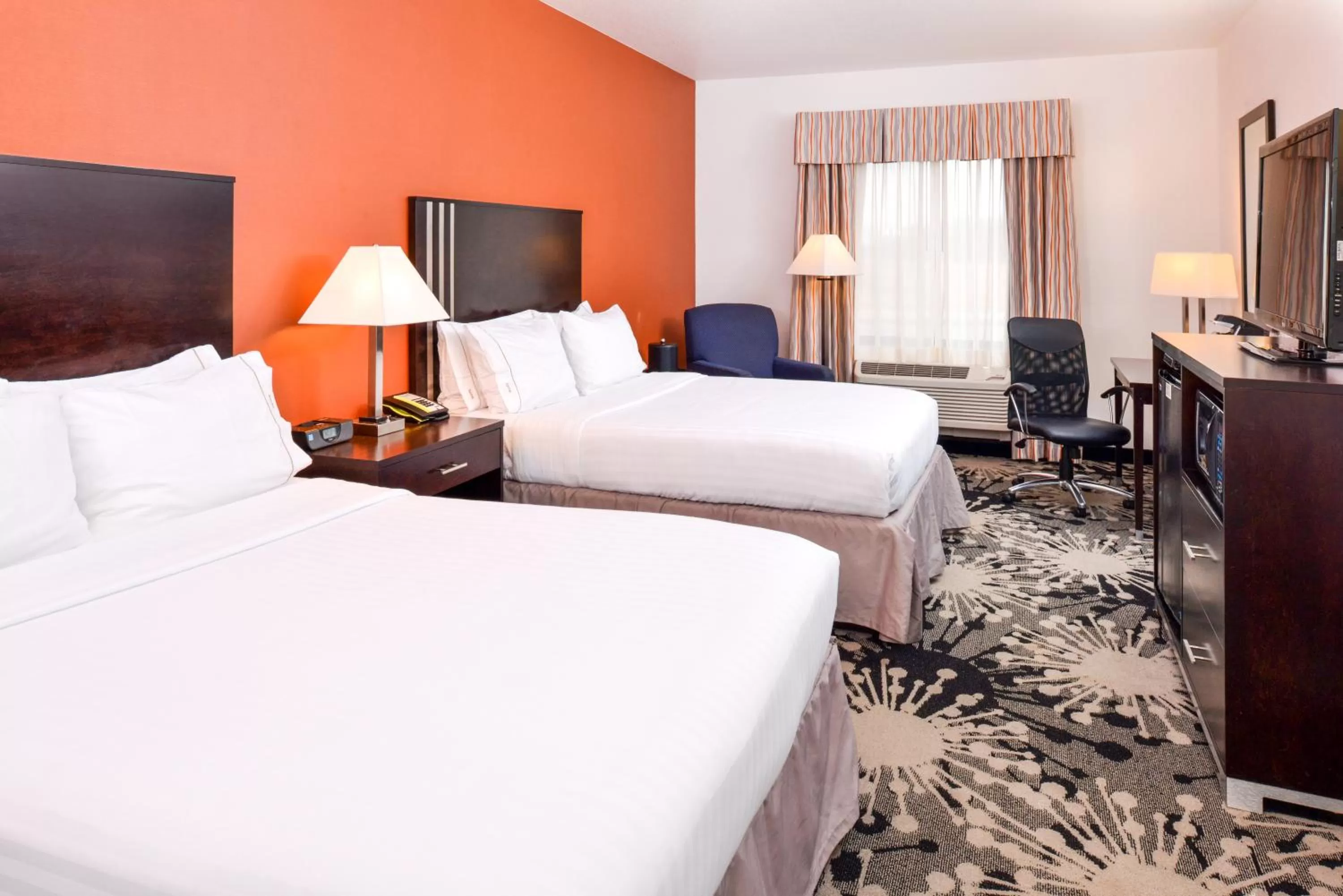 Photo of the whole room, Bed in Holiday Inn Express & Suites Greenfield by IHG