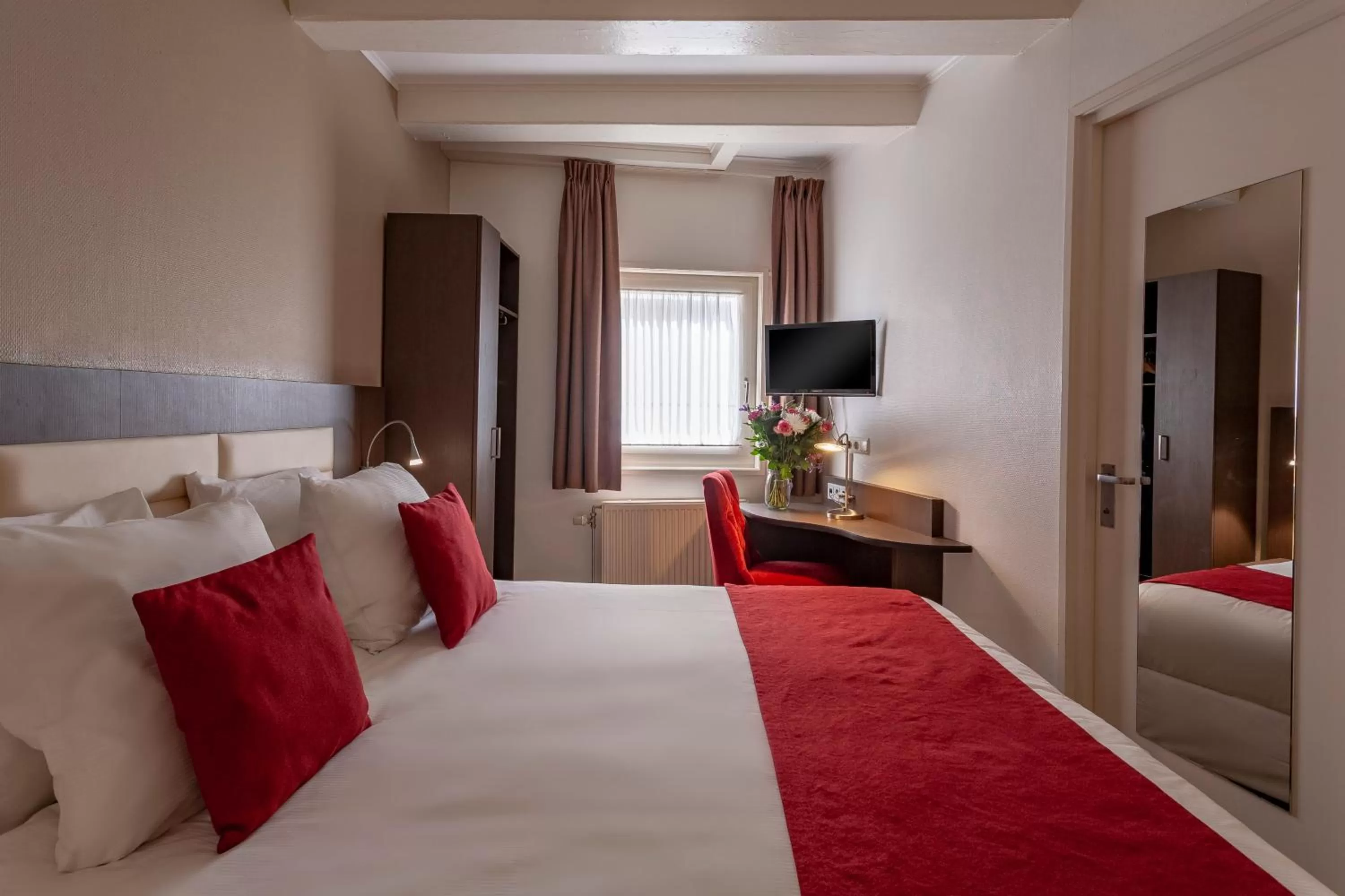 Photo of the whole room, Bed in Avenue Hotel