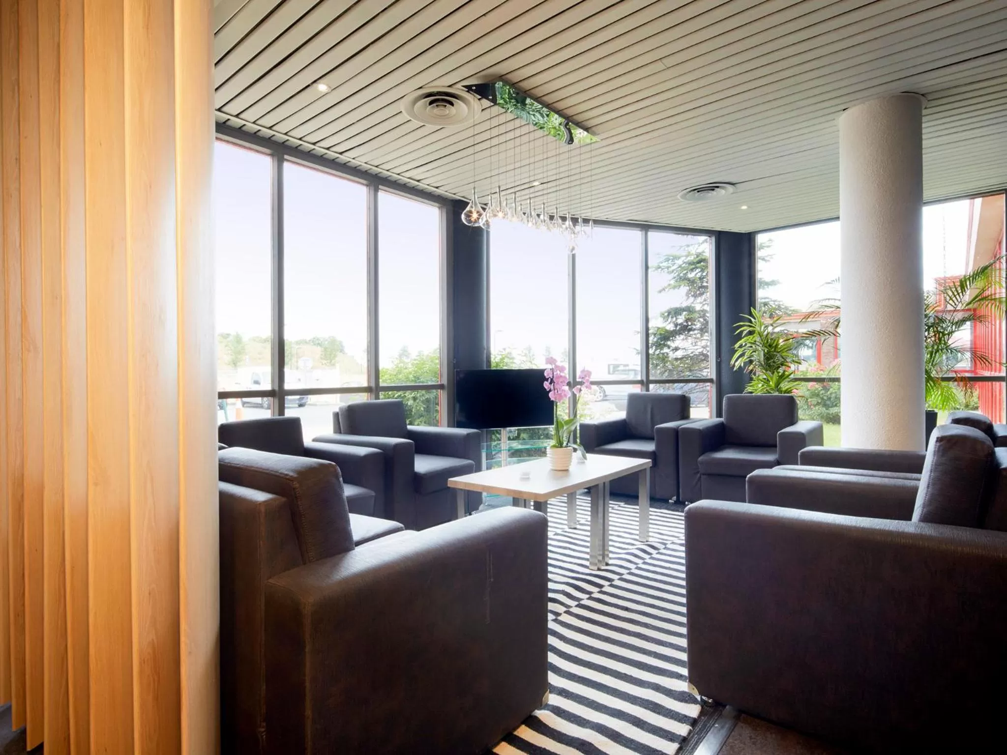 Lobby or reception in Kyriad Hôtel Orly Aéroport - Athis Mons