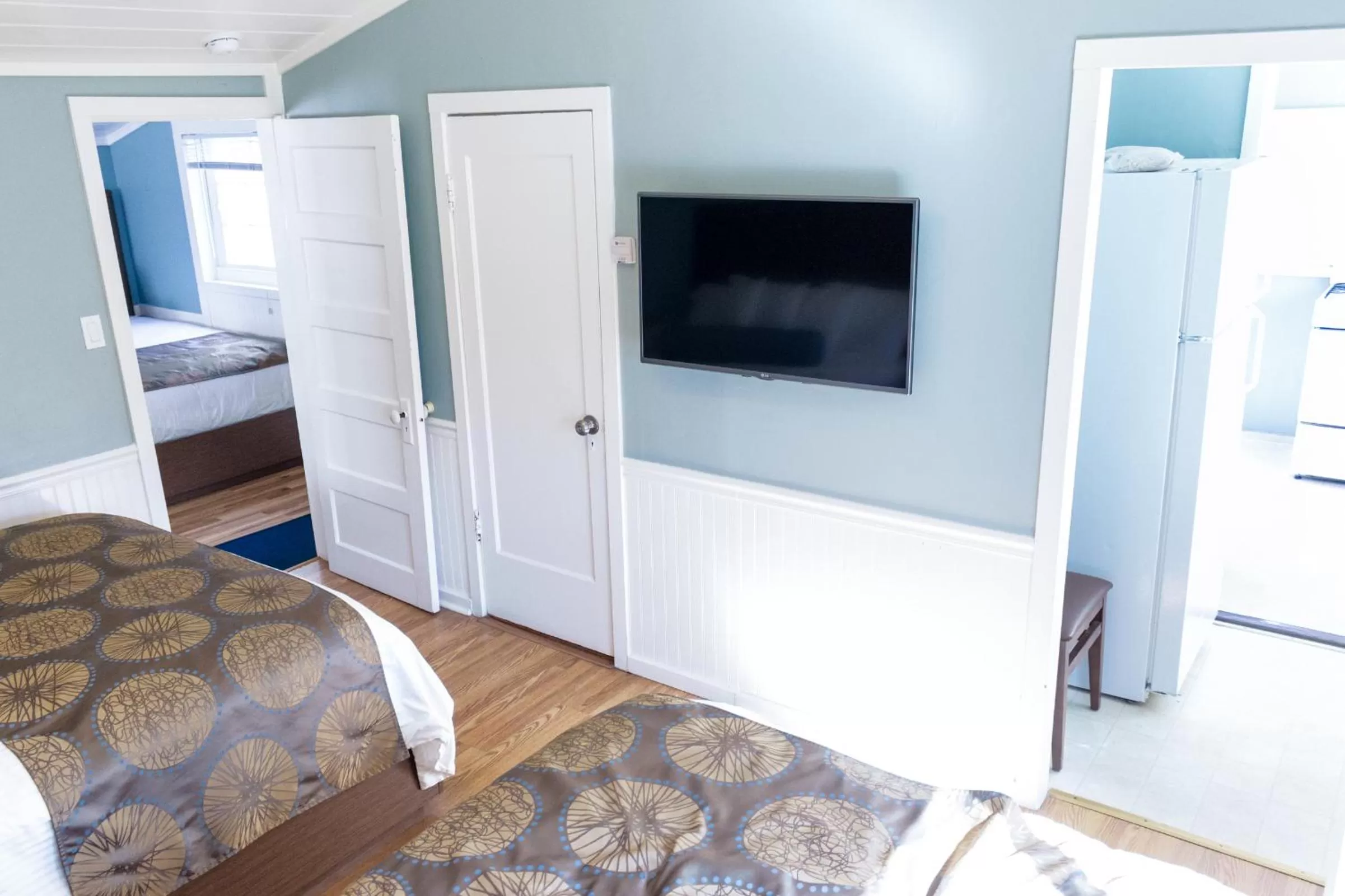 TV and multimedia, Bed in Ocean Echo Inn & Beach Cottages