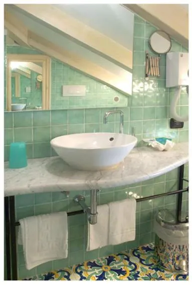 Bathroom in Villa Lara Hotel