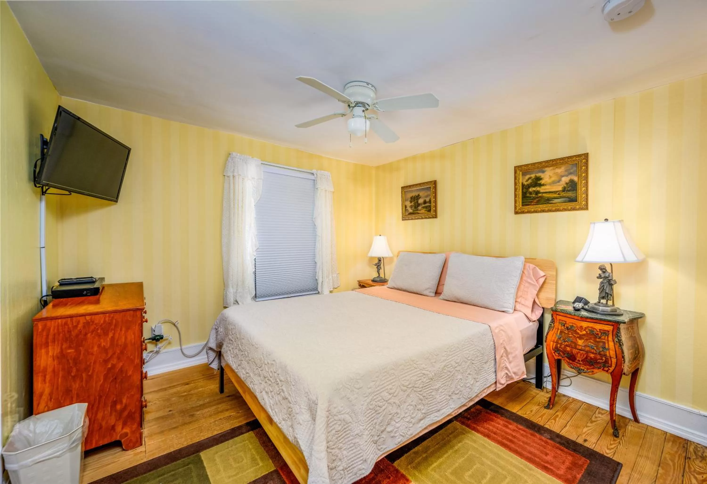 Bed in Mountain Treasure Bed and Breakfast