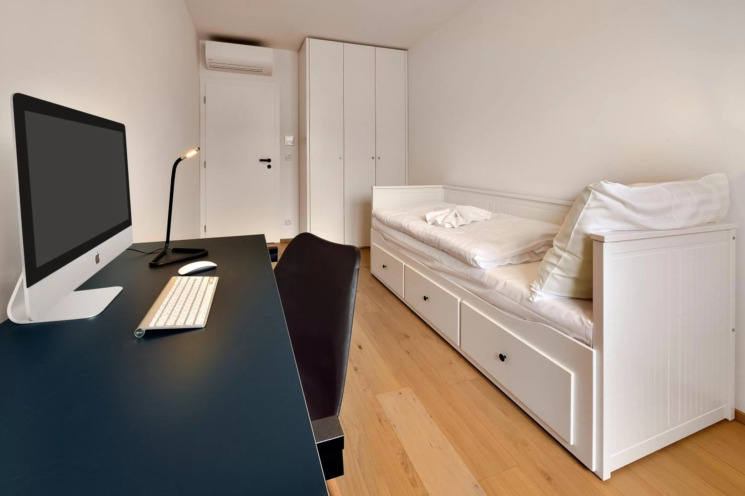 Bedroom, Bed in Smart & Green Living by Ambiente