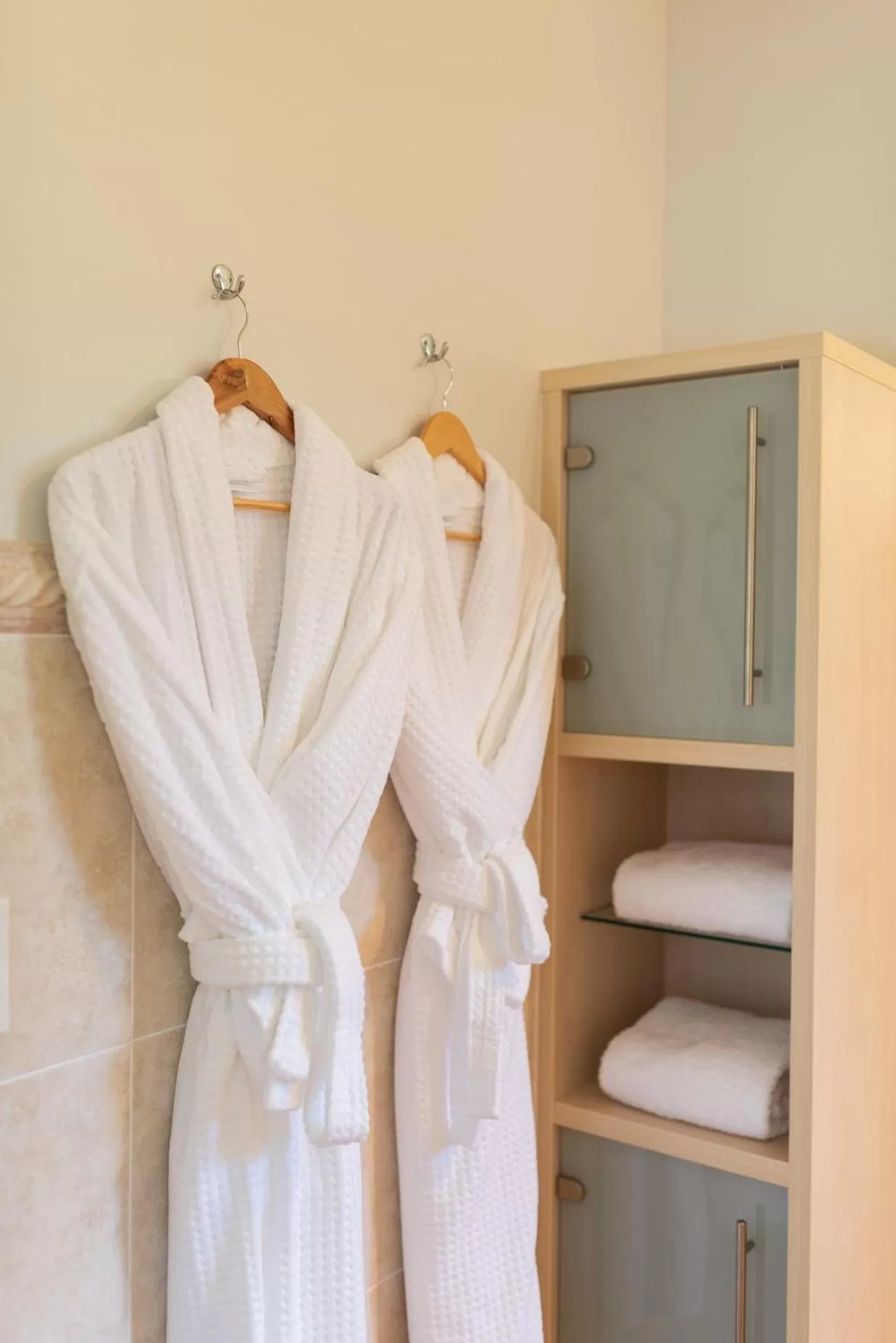Bathroom, Bed in Pāteke Lodge