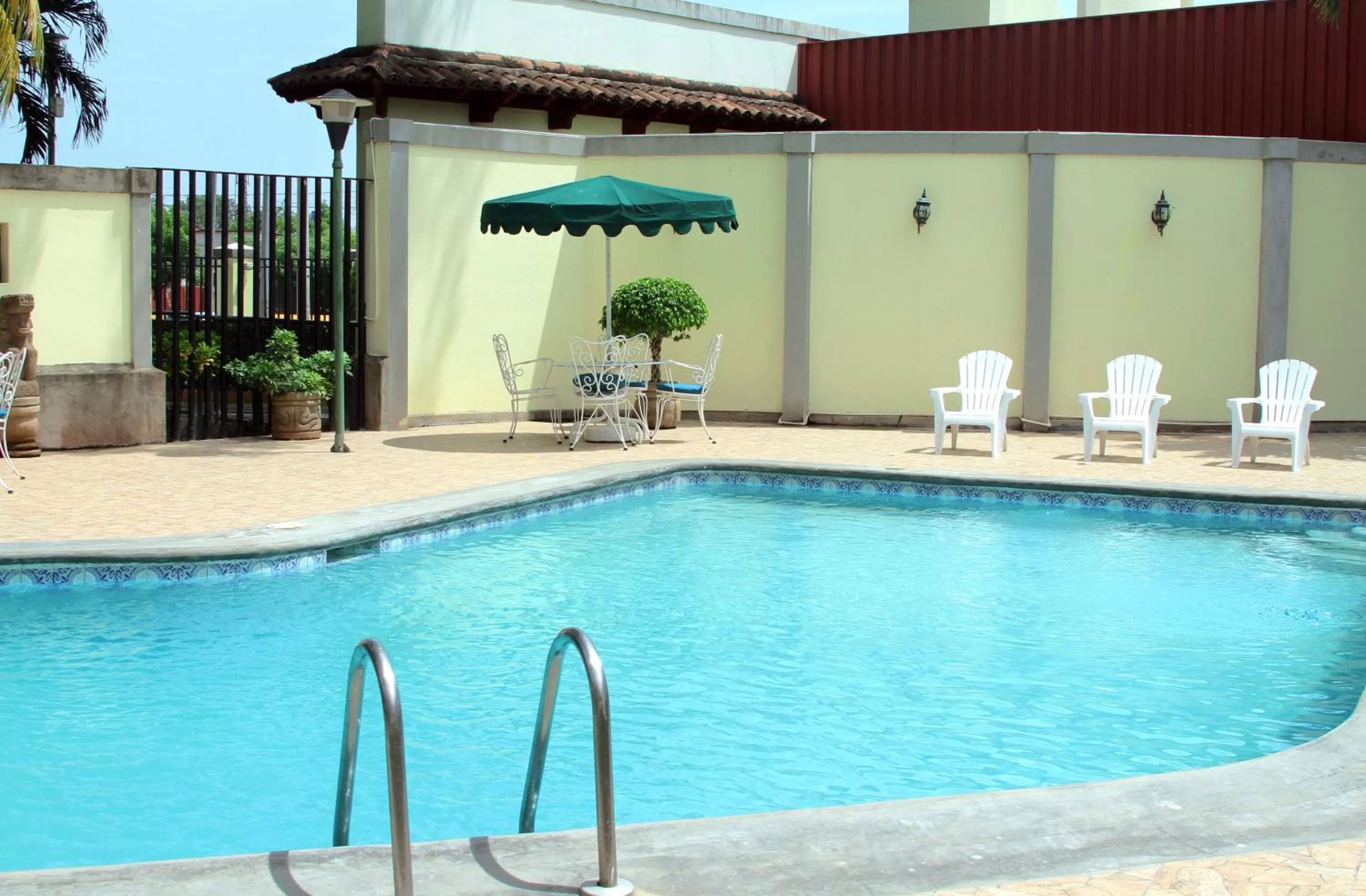 Swimming pool, Property Building in Hotel Estrella