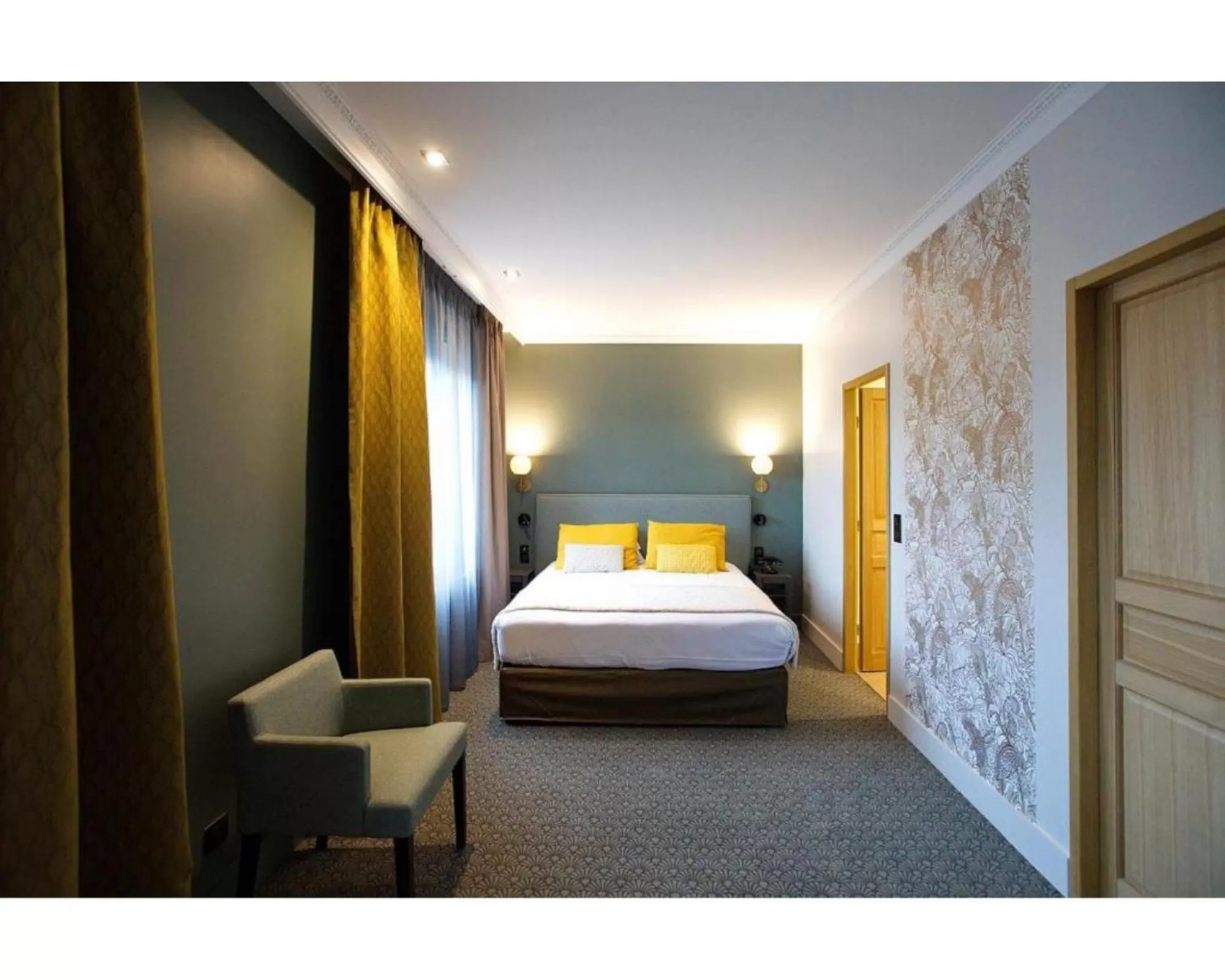 Bedroom, Bed in Best Western Plus Hotel de Dieppe 1880