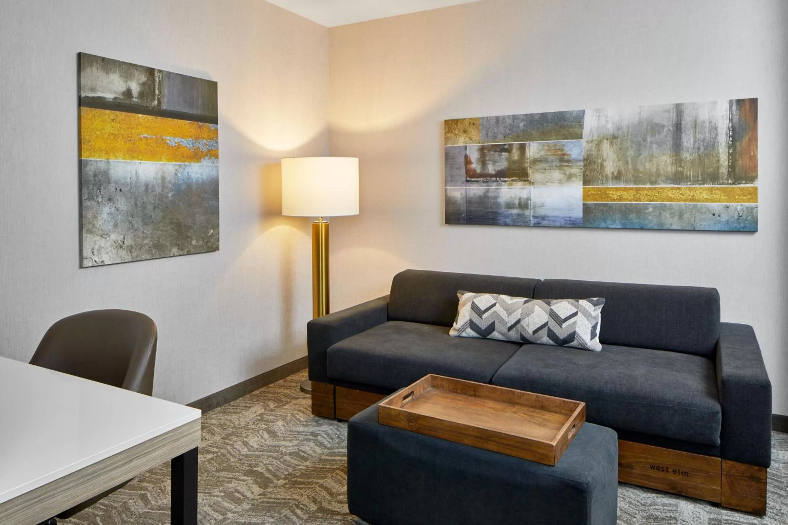 Living room in SpringHill Suites Memphis Downtown