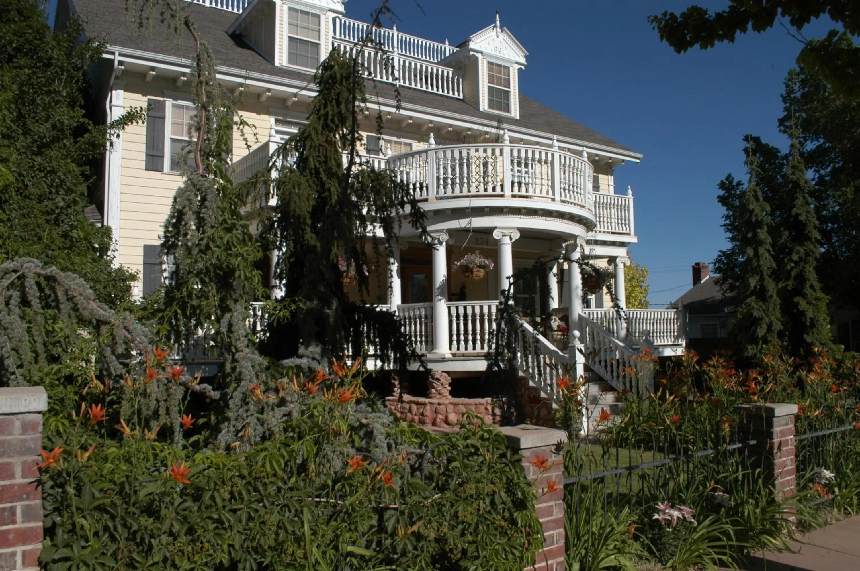 Facade/entrance, Property Building in Big Yellow Inn