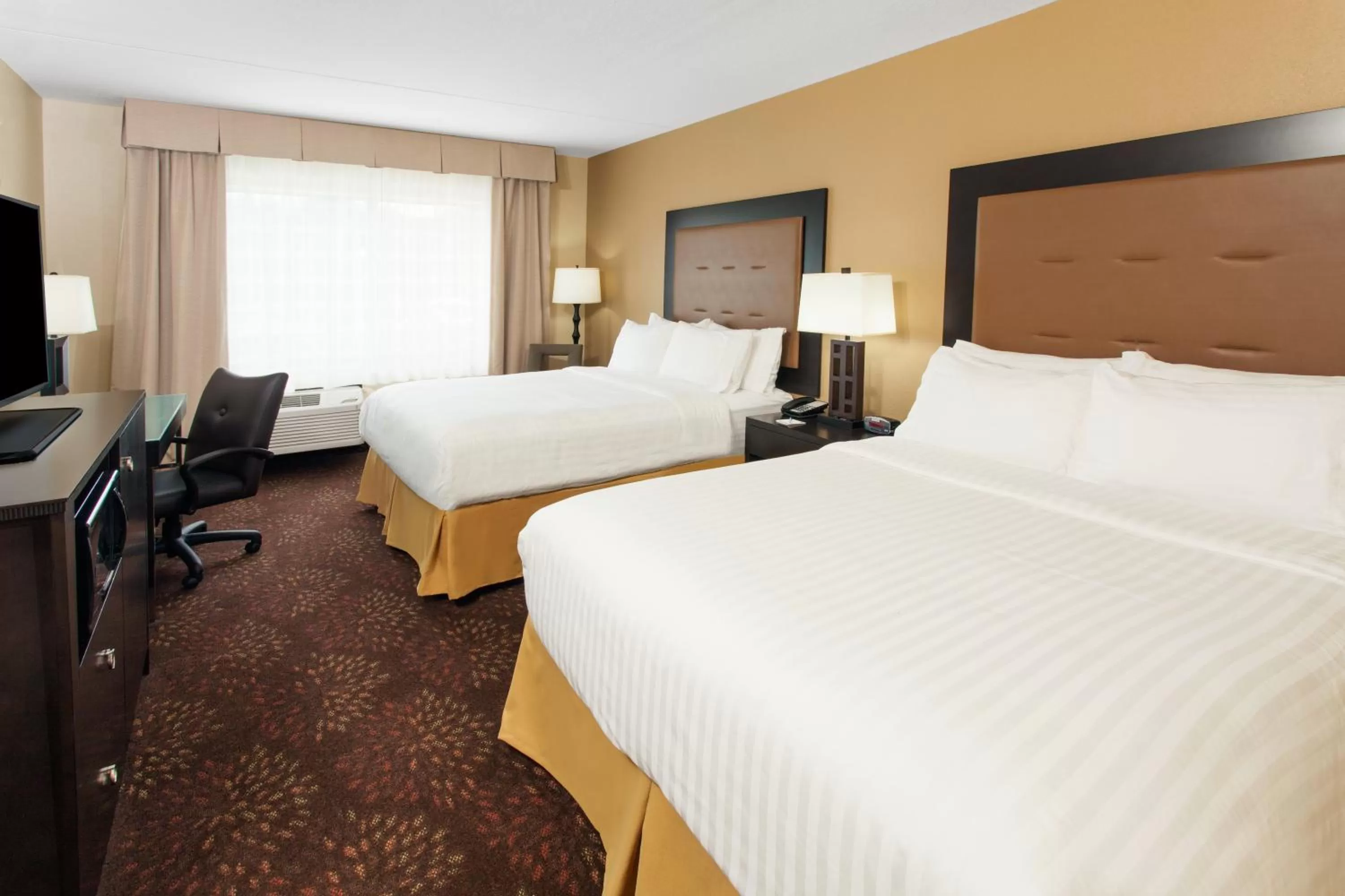 Bedroom, Bed in Holiday Inn Express & Suites Sandusky by IHG