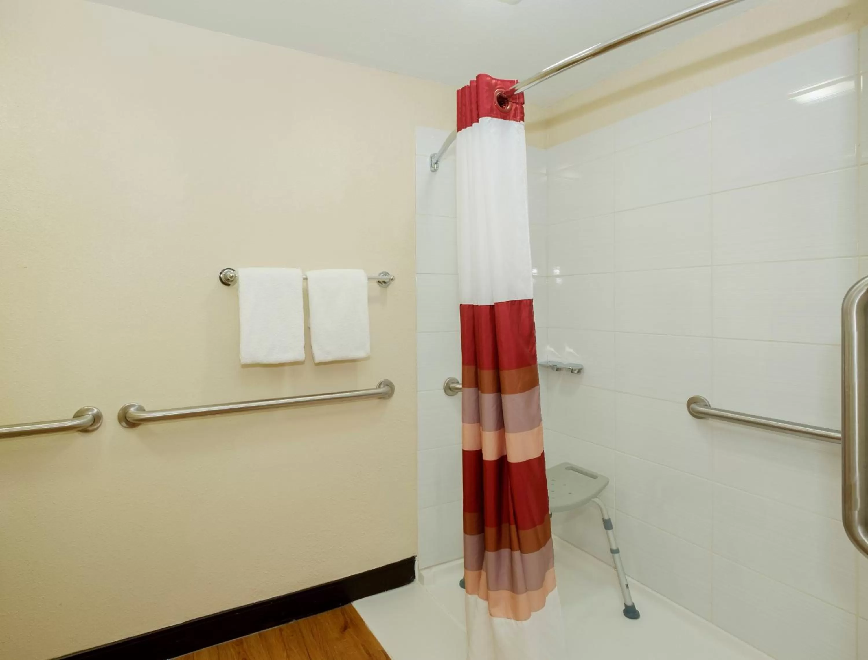 Bathroom in Red Roof PLUS Washington DC - Oxon Hill