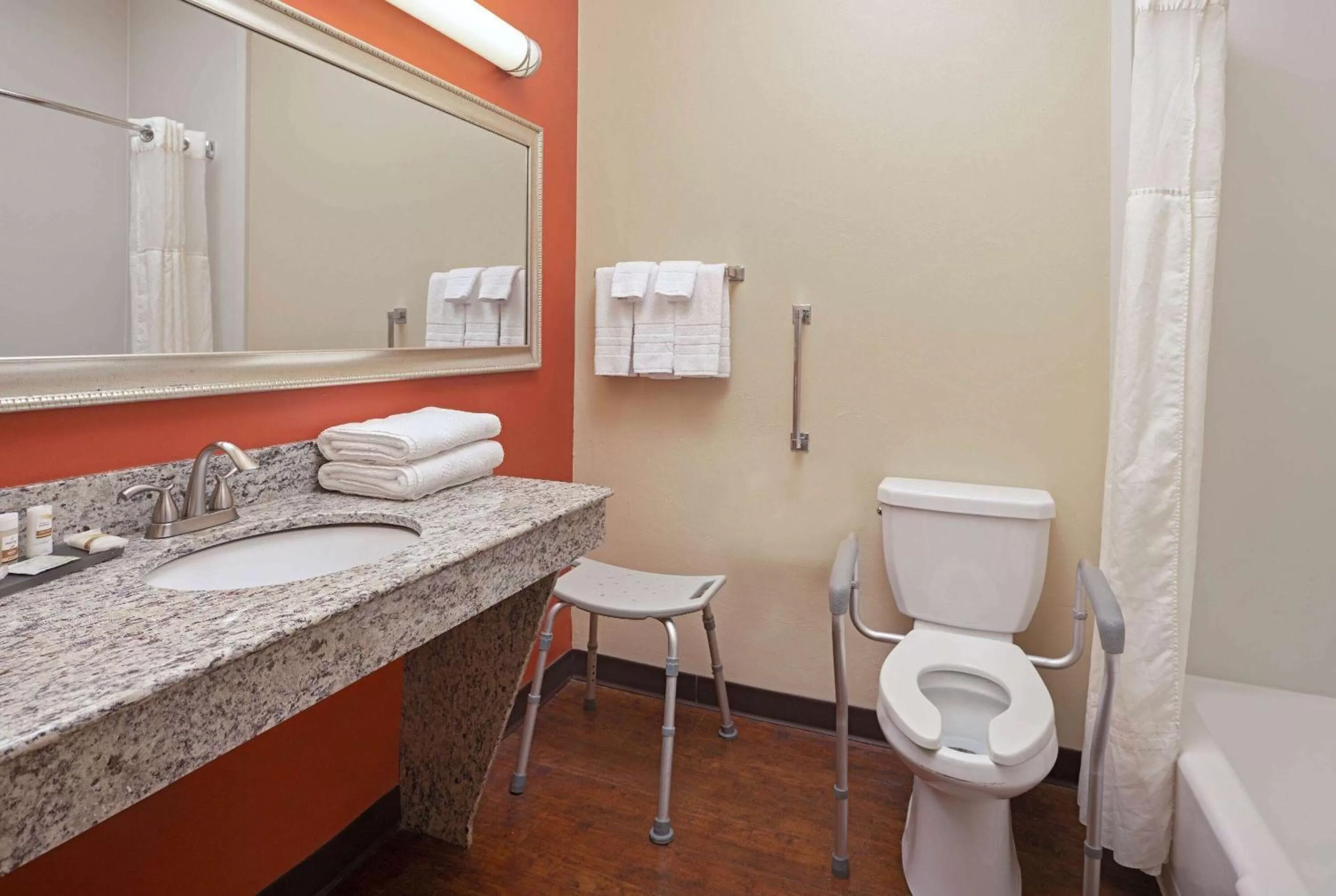 Bathroom in La Quinta by Wyndham Tucson - Reid Park