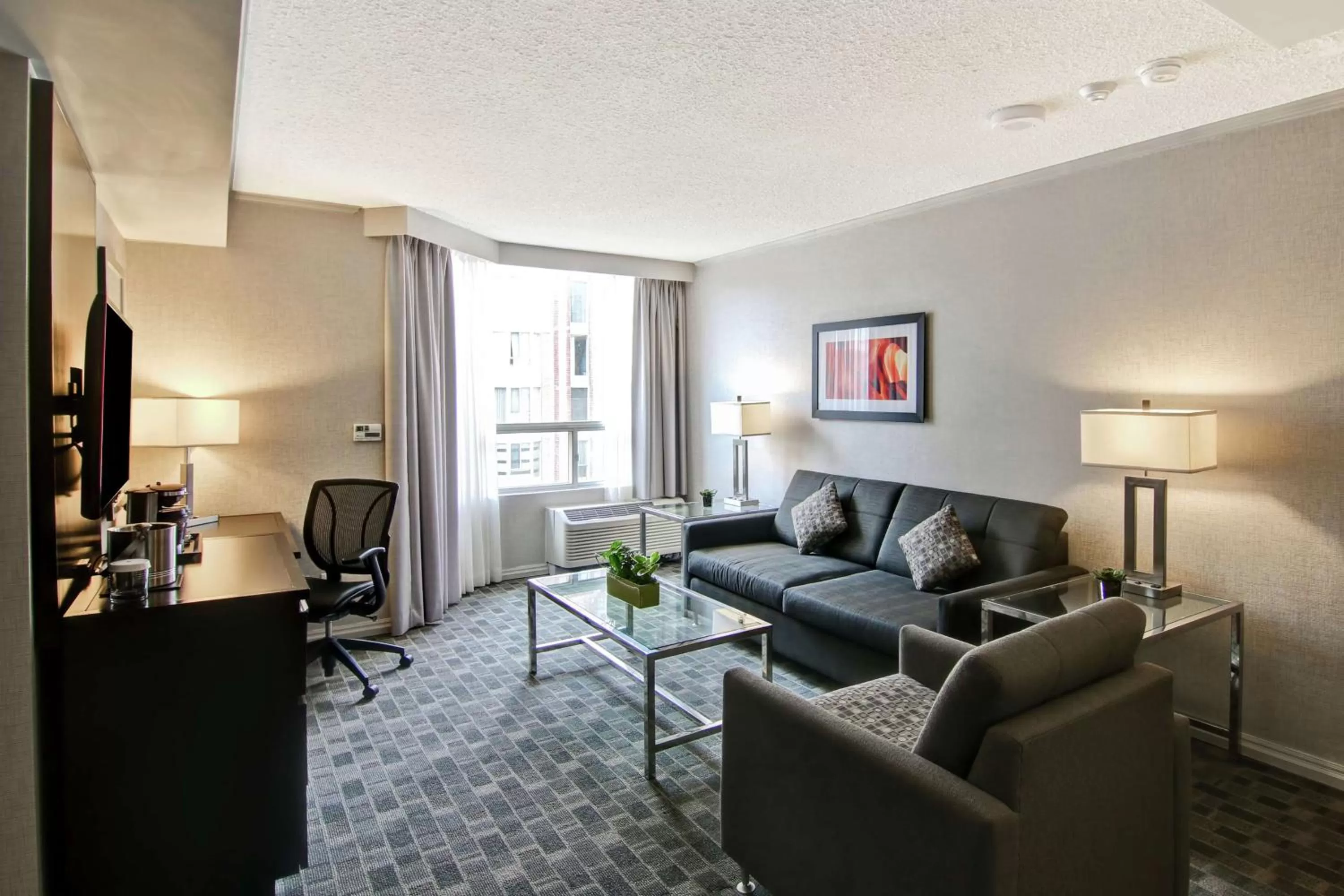 Living room in DoubleTree by Hilton Toronto Downtown