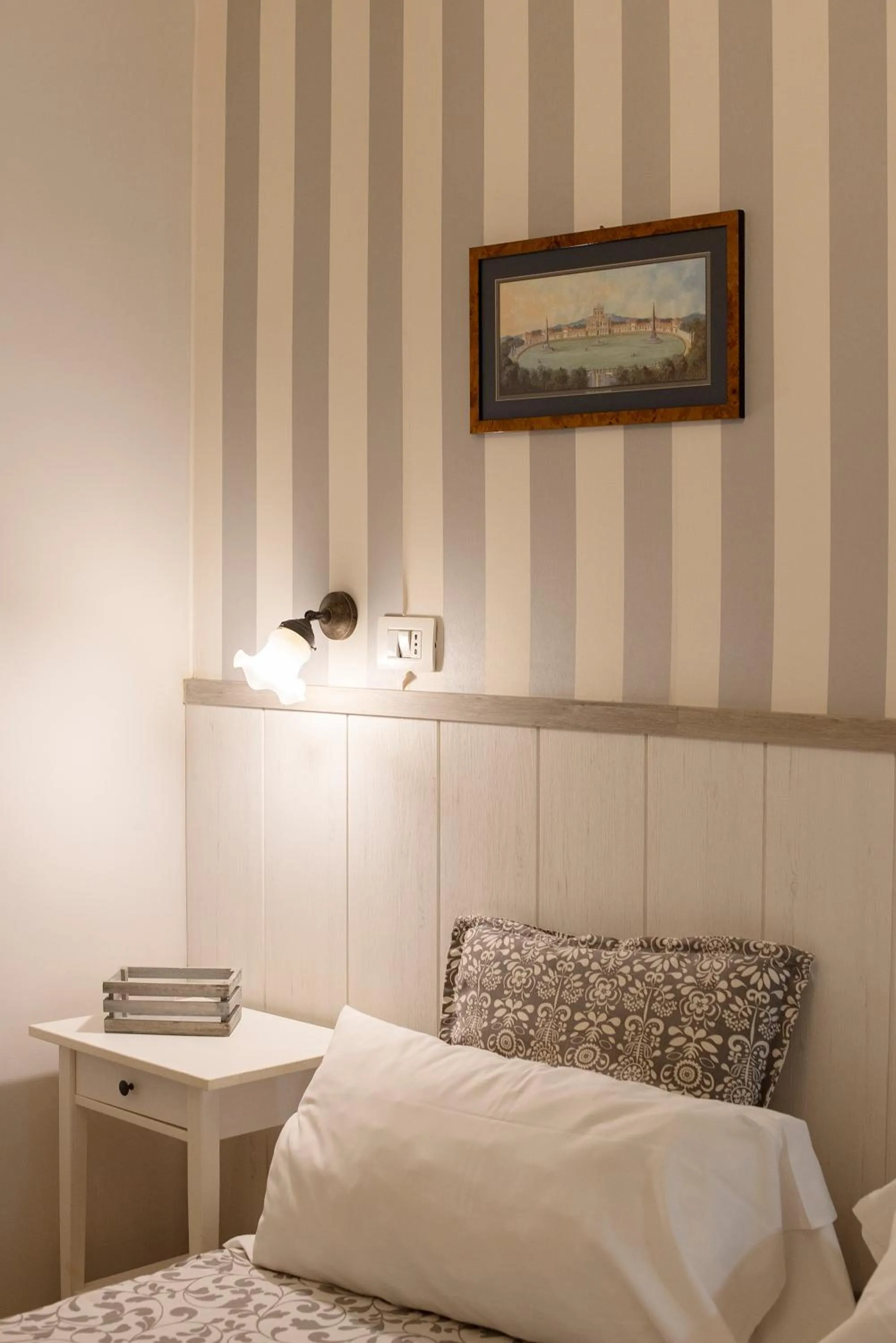 Decorative detail, Bed in B&B Dei Decumani