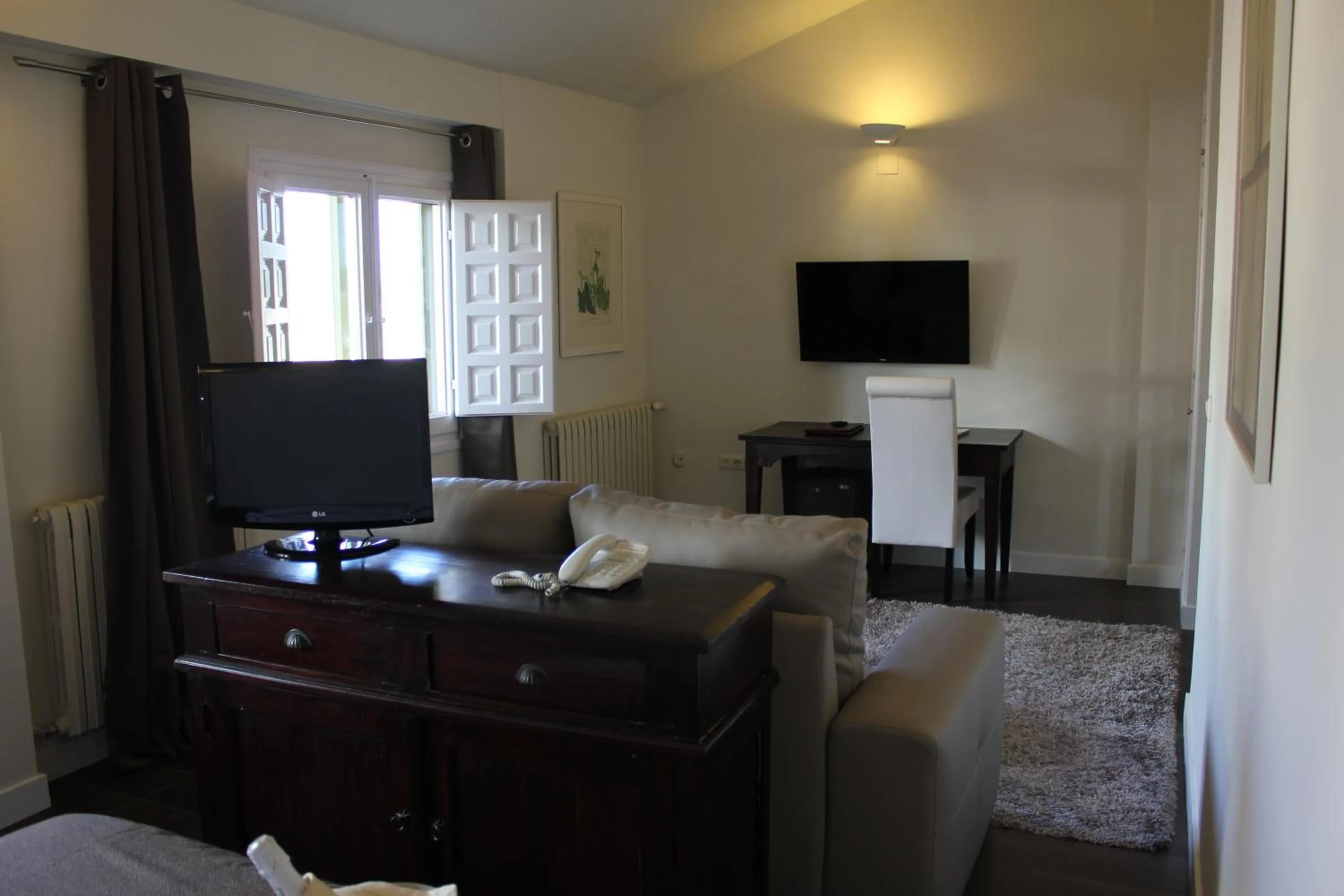 Photo of the whole room in Hotel Leonor de Aquitania