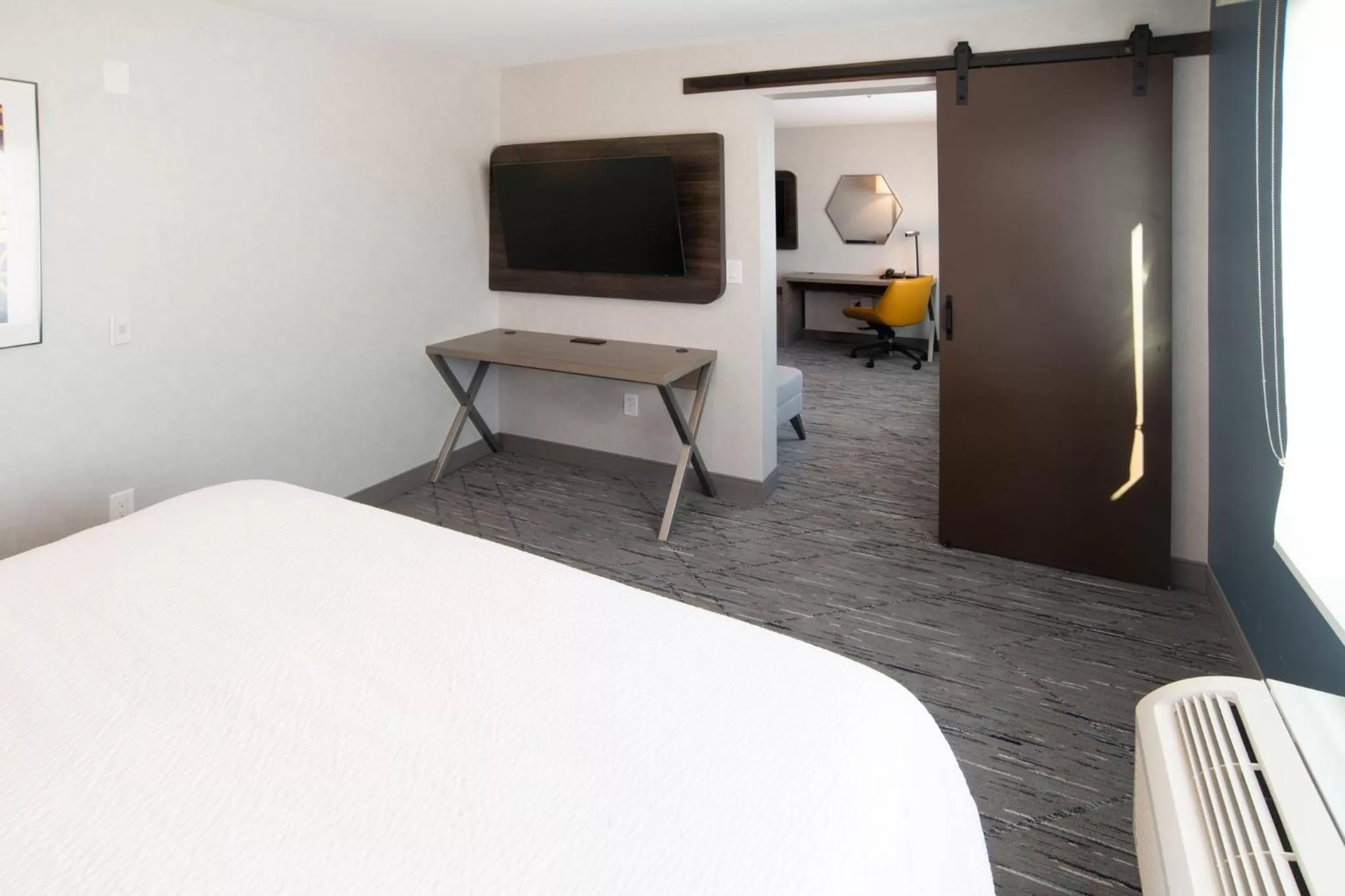 Photo of the whole room, Bed in Holiday Inn Express & Suites - Moose Jaw by IHG