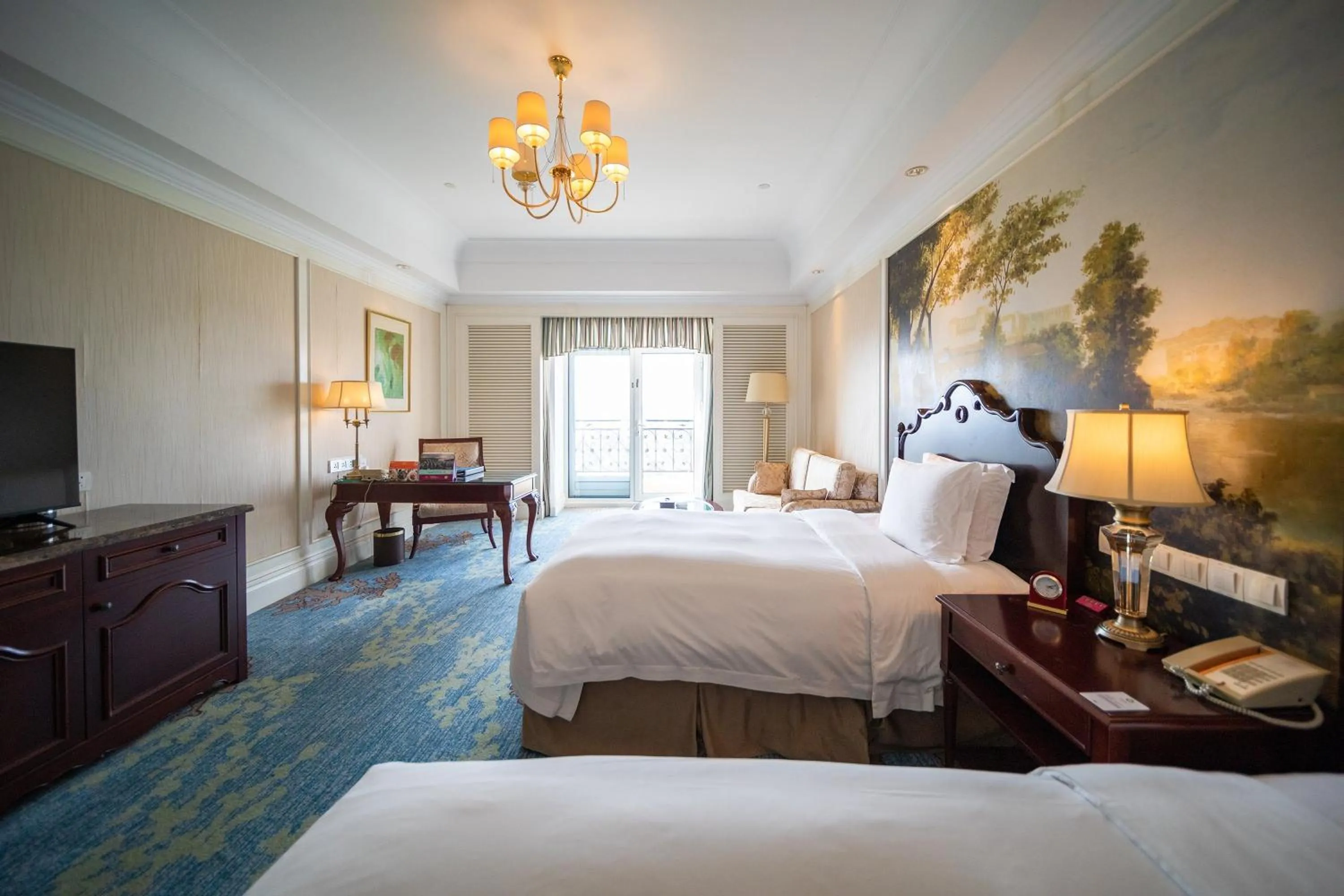 Photo of the whole room, Bed in Crowne Plaza Ocean Spring Resort by IHG