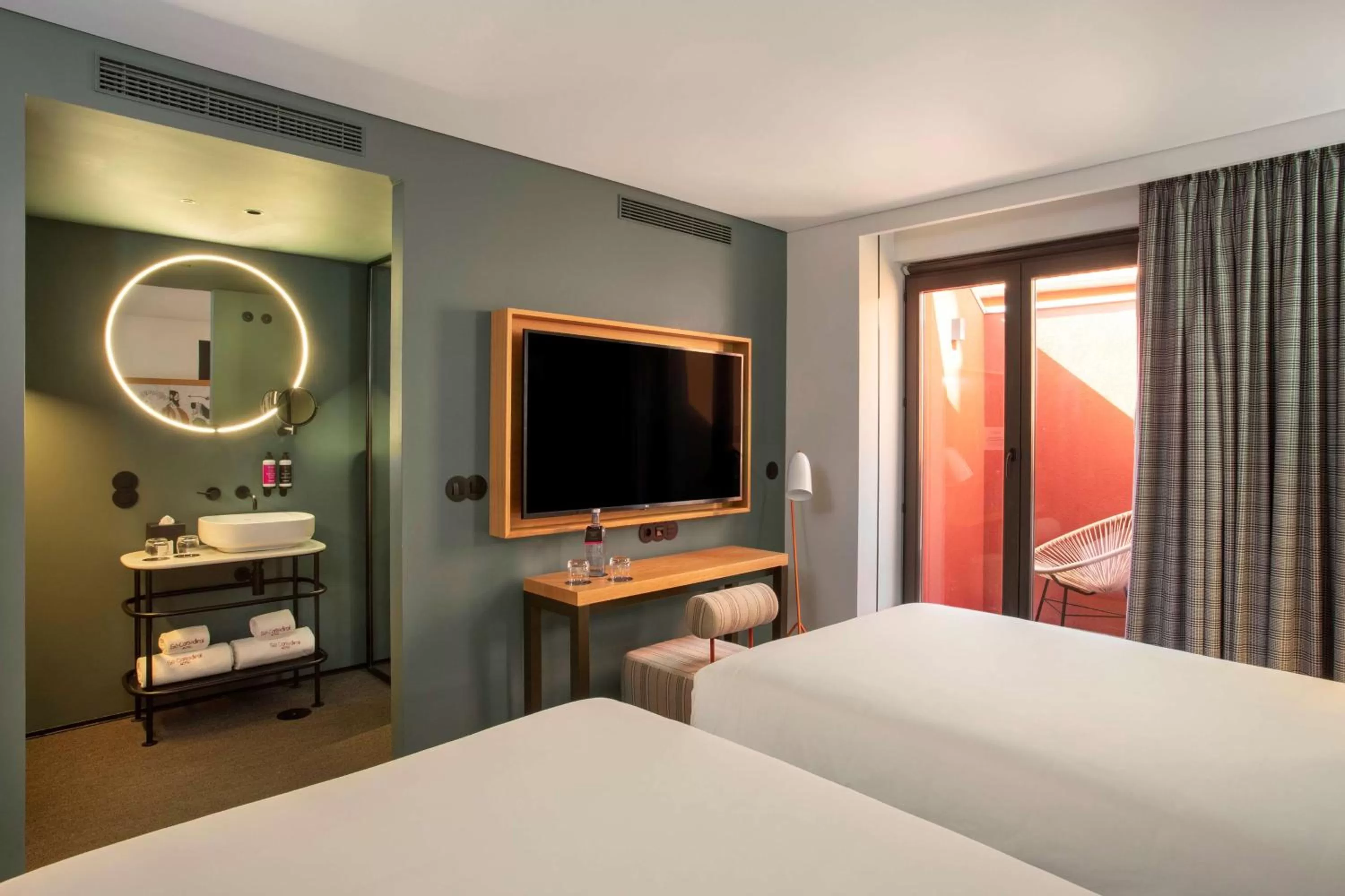 Bed in Se Catedral Hotel Porto, Tapestry Collection By Hilton