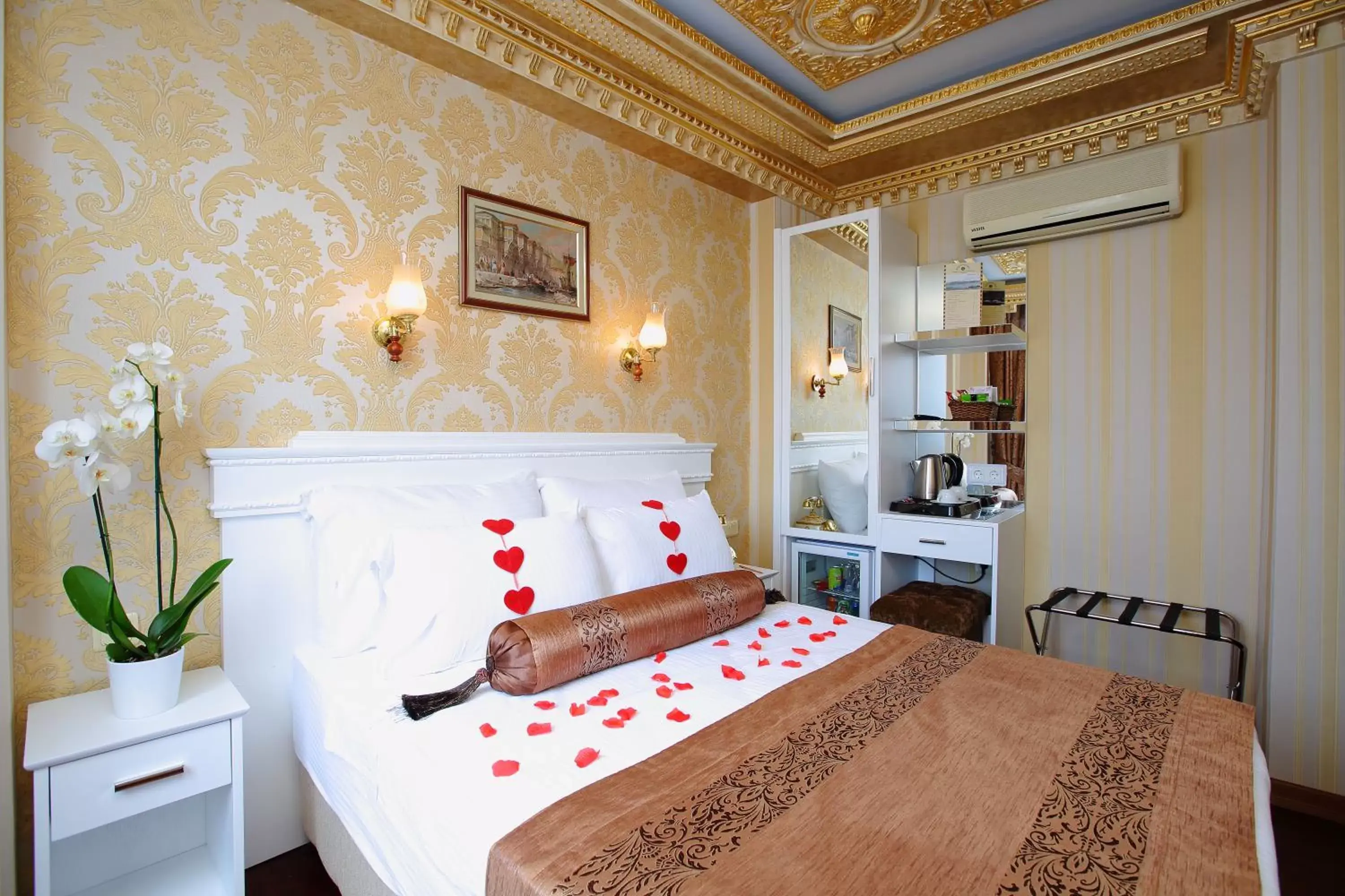 Deluxe Double or Twin Room in Golden Horn Hotel Deluxe Double or Twin Room in Golden Horn Hotel