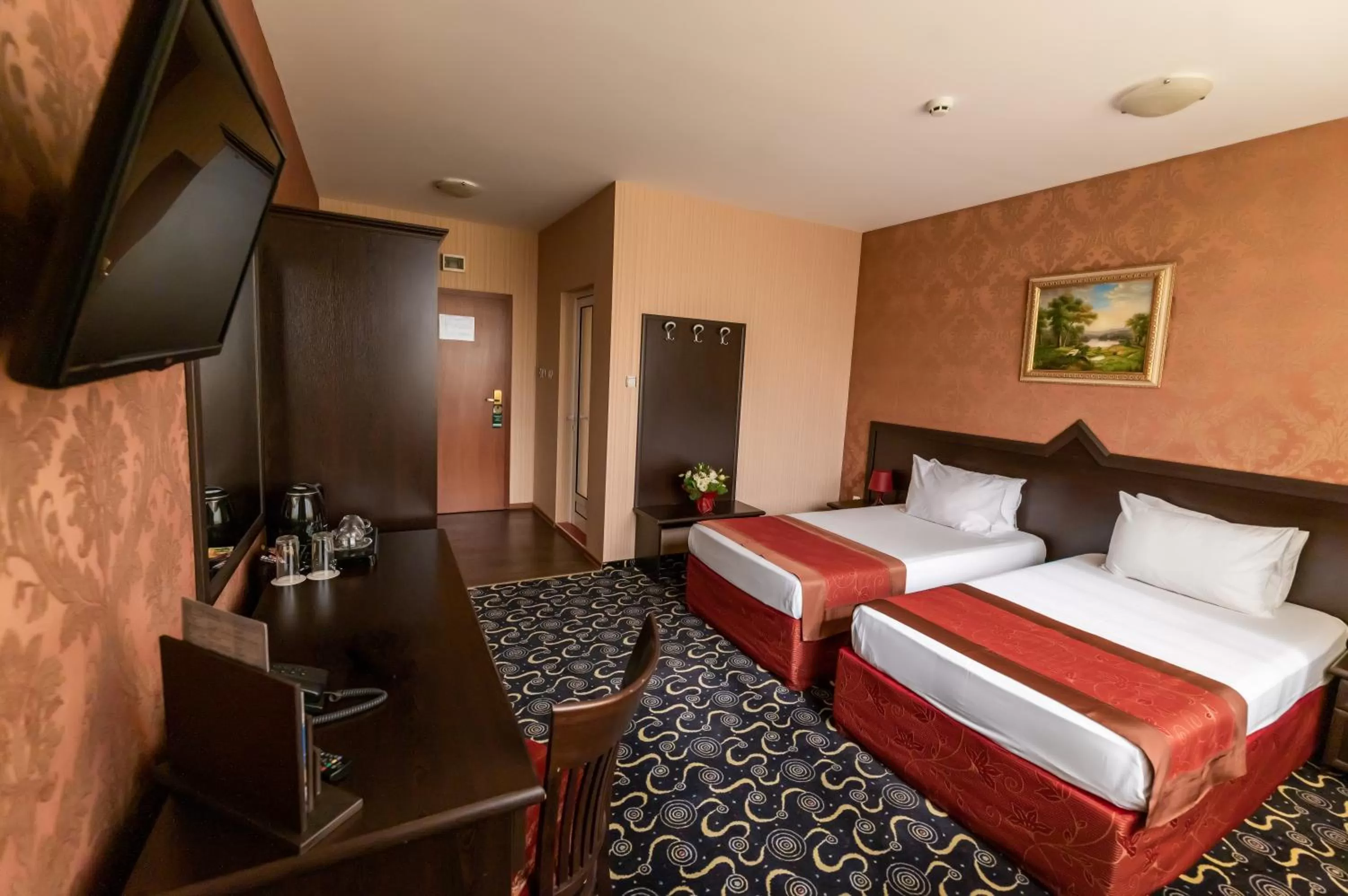 Communal lounge/ TV room, Bed in Hotel Montecito