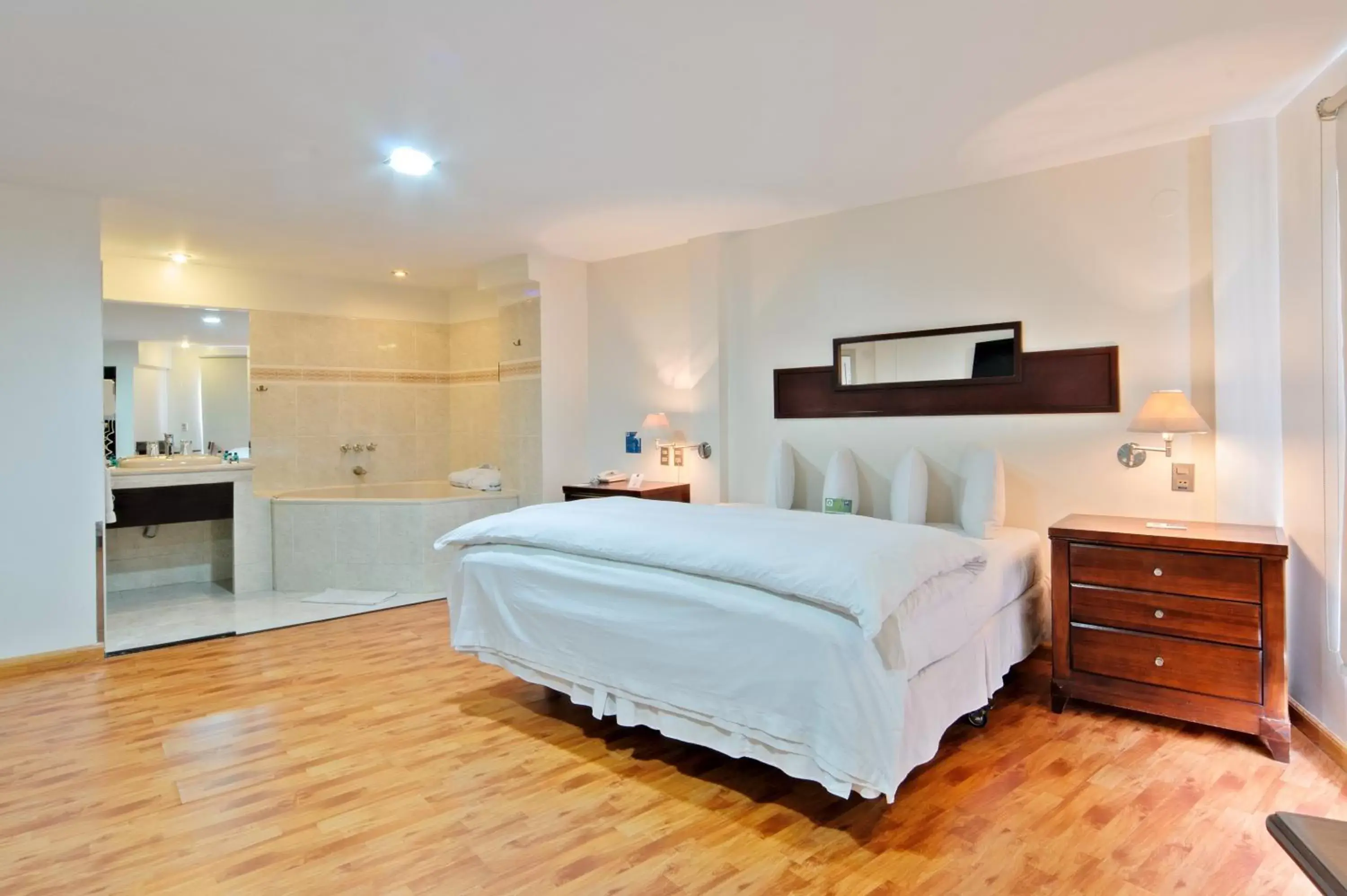 Shower, Bed in Hotel LP Columbus Shower, Bed in Hotel LP Columbus