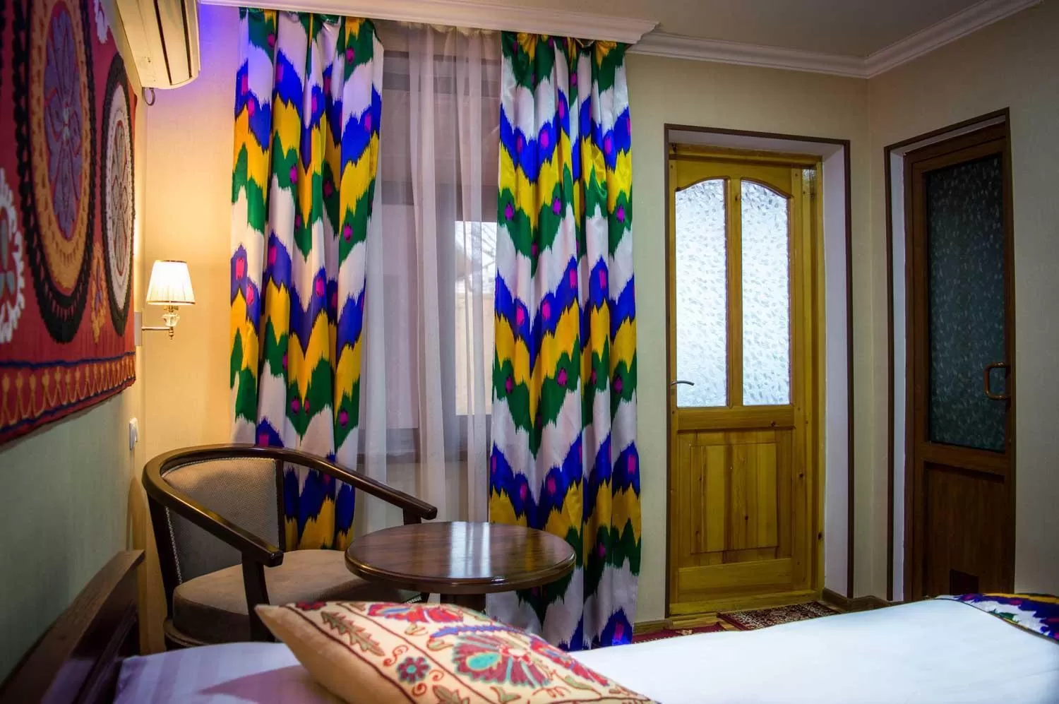 Photo of the whole room, Seating Area in Jahongir Guest House